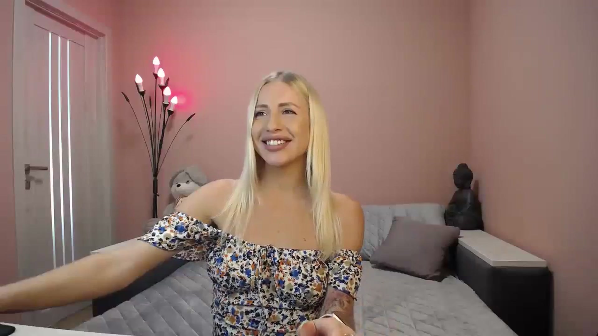 Gallery image thumbnail from KimKalash's myfreecams stream on, 08/04/2023, 08:40 image 10 of 20