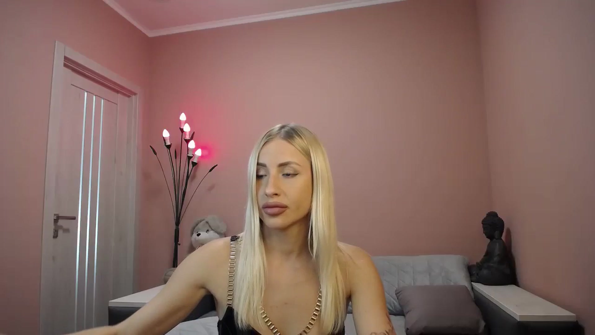 Gallery image thumbnail from KimKalash's myfreecams stream on, 08/06/2023, 09:25 image 9 of 20