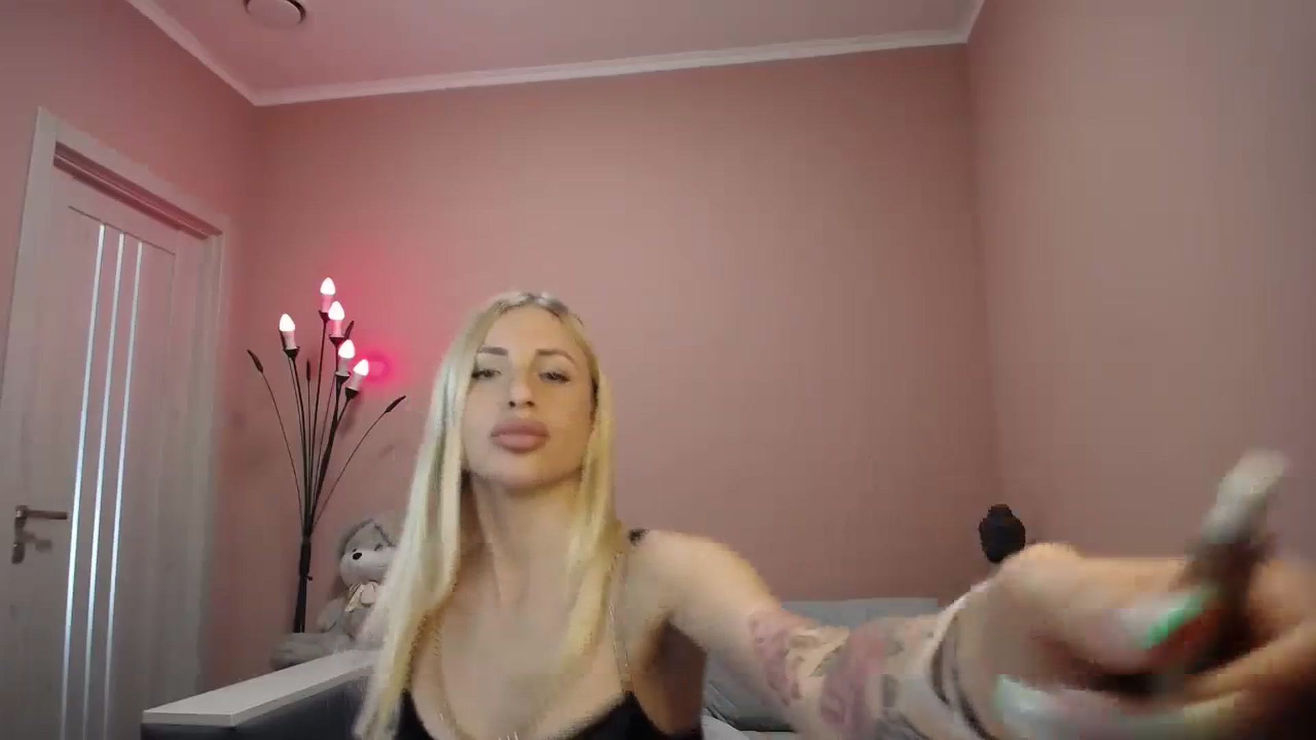 Gallery image thumbnail from KimKalash's myfreecams stream on, 08/06/2023, 11:27 image 13 of 20