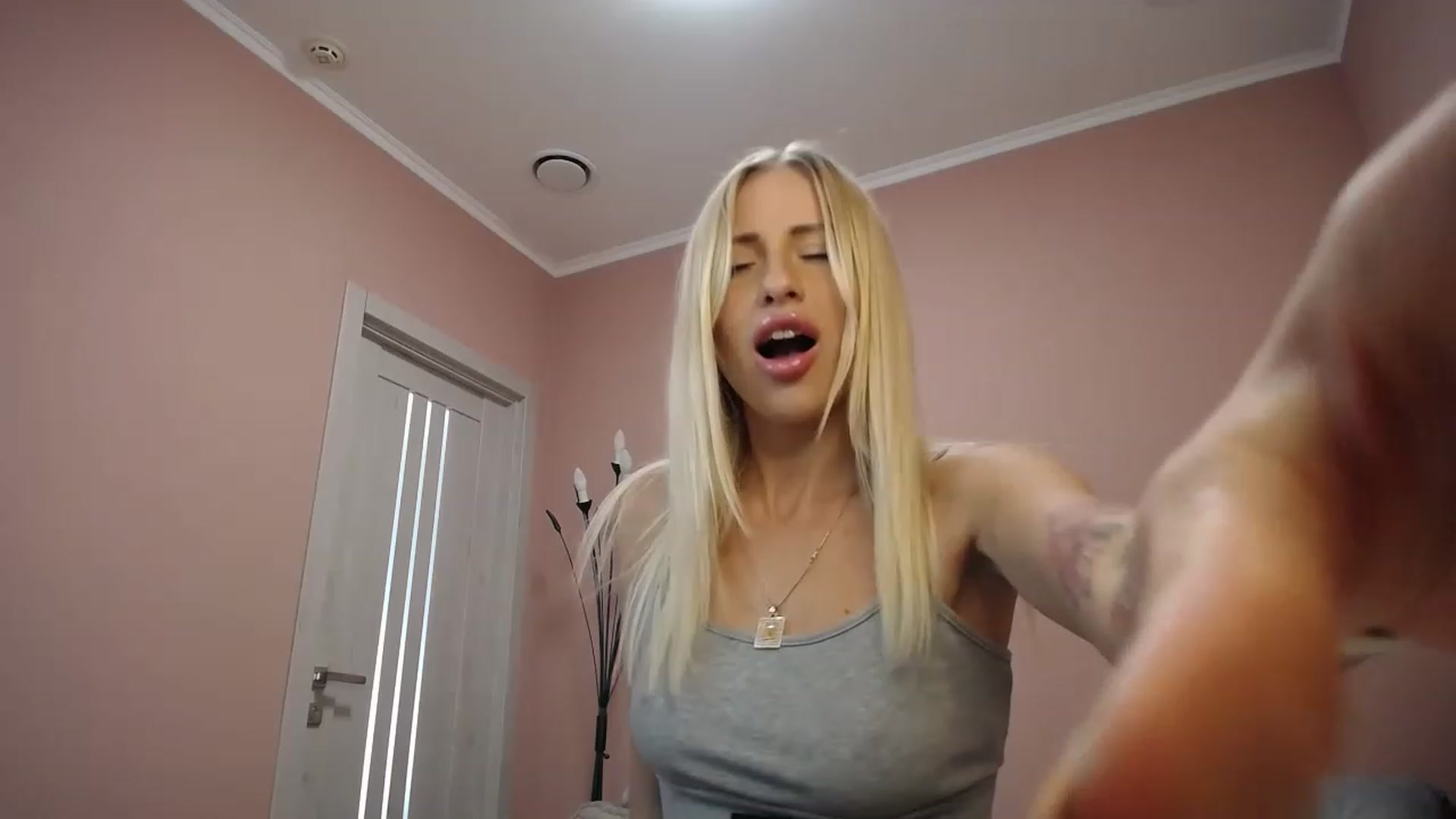 Gallery image thumbnail from KimKalash's myfreecams stream on, 08/14/2023, 13:17 image 9 of 20