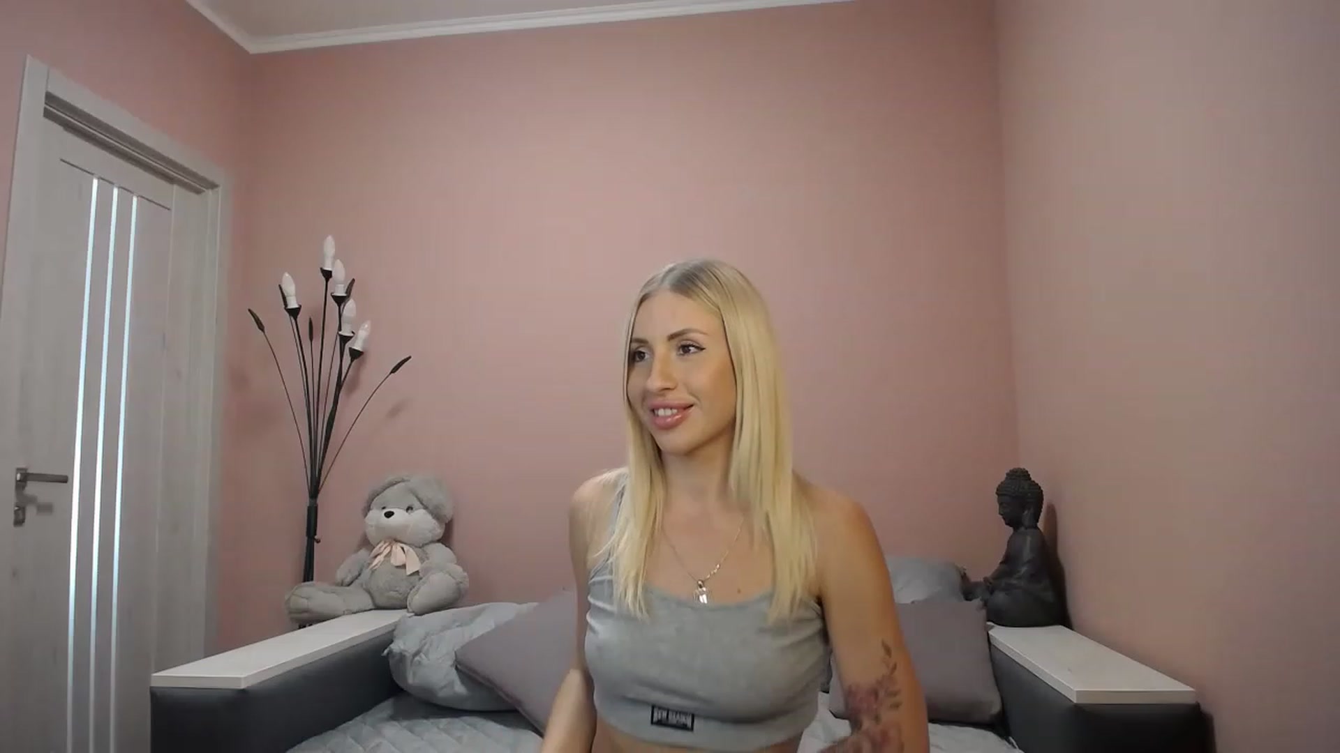 Gallery image thumbnail from KimKalash's myfreecams stream on, 08/14/2023, 13:17 image 15 of 20