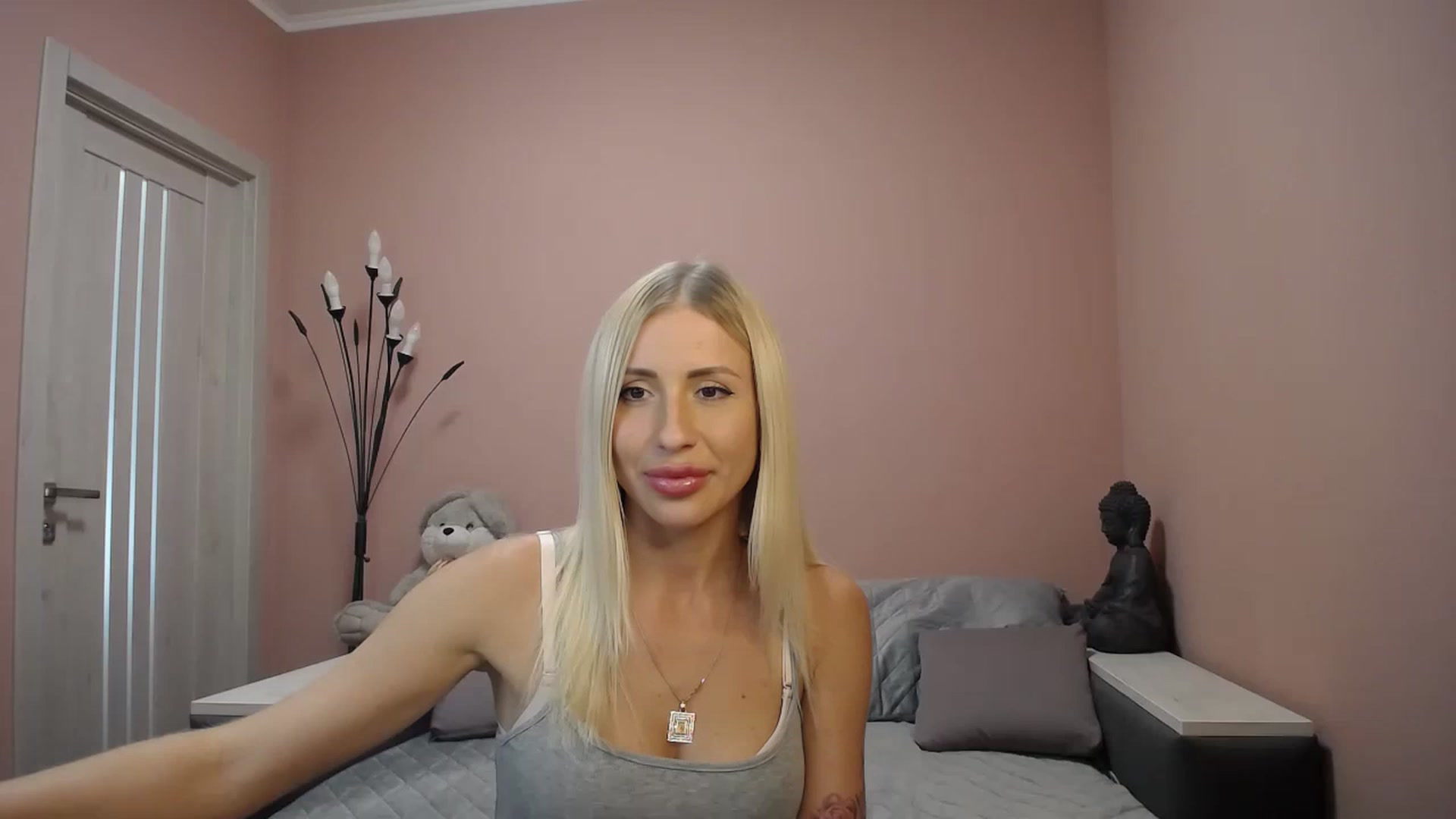 Gallery image thumbnail from KimKalash's myfreecams stream on, 08/14/2023, 13:57 image 3 of 20