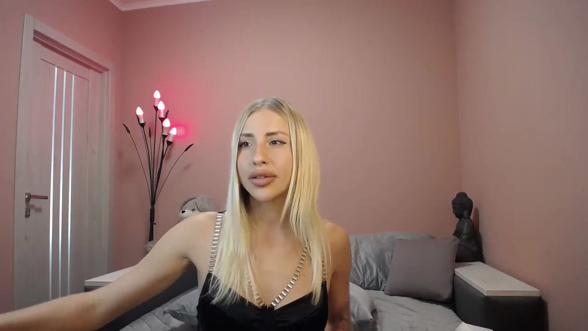 Gallery image thumbnail from KimKalash's myfreecams stream on, 08/21/2023, 13:05 image 2 of 20