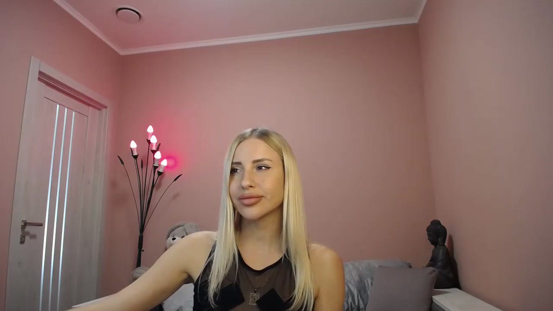 Gallery image thumbnail from KimKalash's myfreecams stream on, 08/28/2023, 10:15 image 16 of 20
