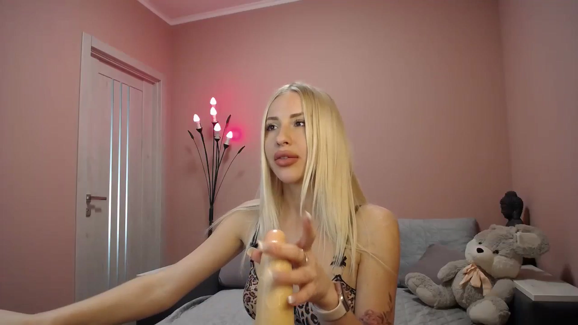 Gallery image thumbnail from KimKalash's myfreecams stream on, 10/06/2023, 10:39 image 15 of 20