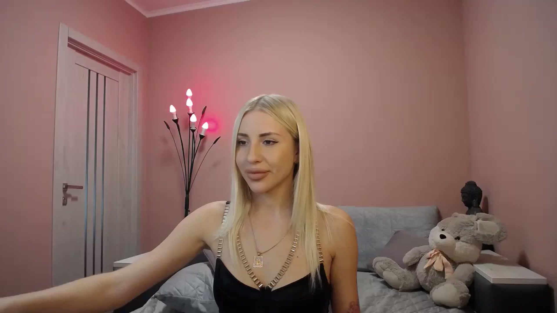 Gallery image thumbnail from KimKalash's myfreecams stream on, 10/08/2023, 09:20 image 3 of 20