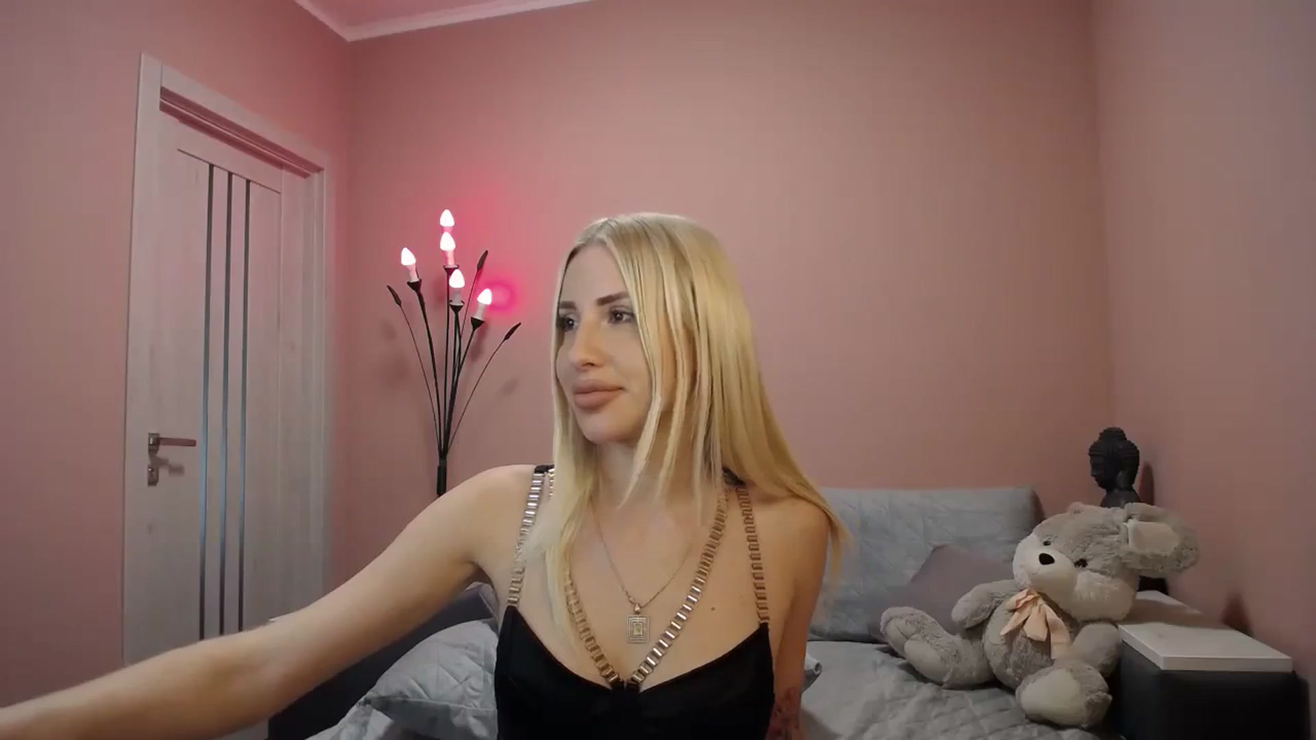 Gallery image thumbnail from KimKalash's myfreecams stream on, 10/08/2023, 09:20 image 19 of 20