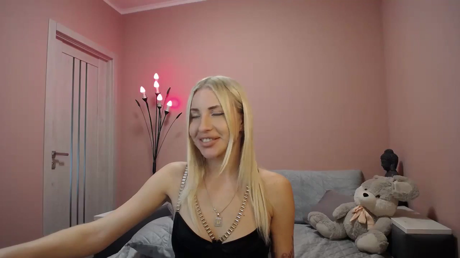 Gallery image thumbnail from KimKalash's myfreecams stream on, 10/08/2023, 09:20 image 15 of 20