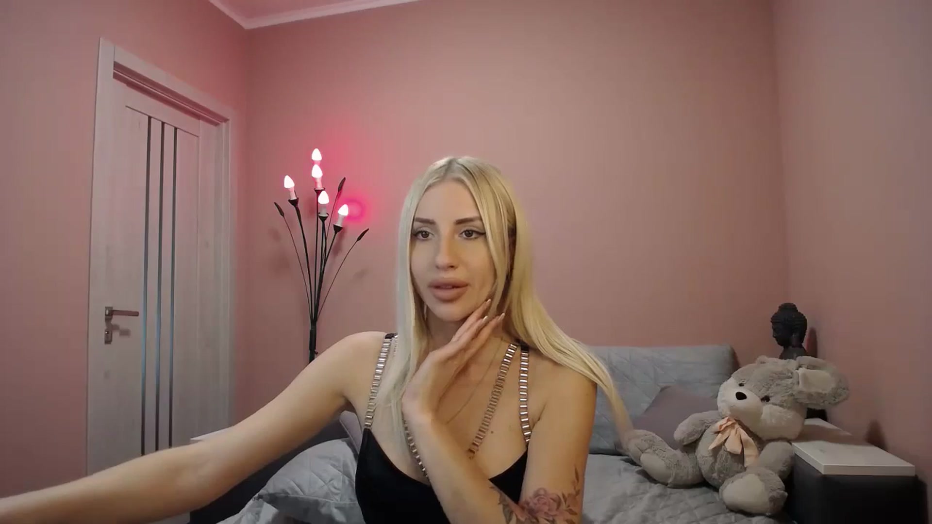 Gallery image thumbnail from KimKalash's myfreecams stream on, 10/08/2023, 09:20 image 8 of 20