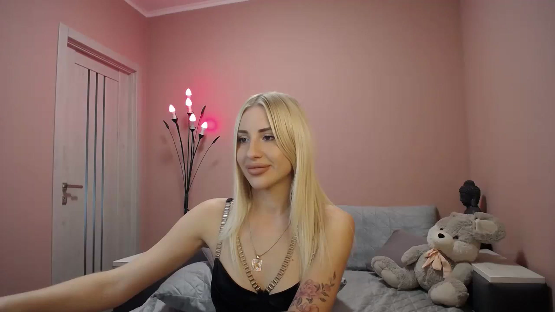 Gallery image thumbnail from KimKalash's myfreecams stream on, 10/08/2023, 09:20 image 4 of 20