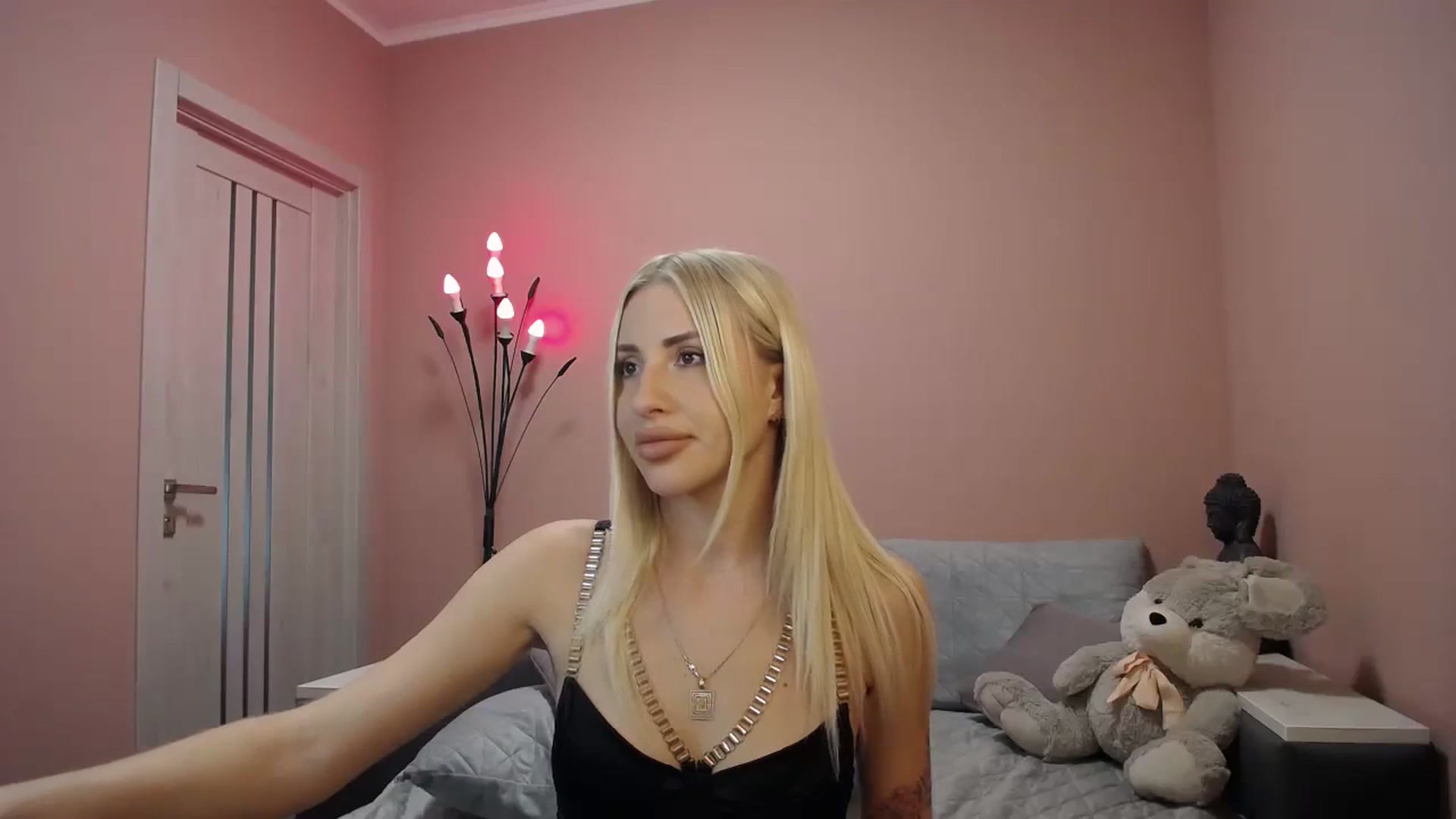 Gallery image thumbnail from KimKalash's myfreecams stream on, 10/08/2023, 09:20 image 12 of 20