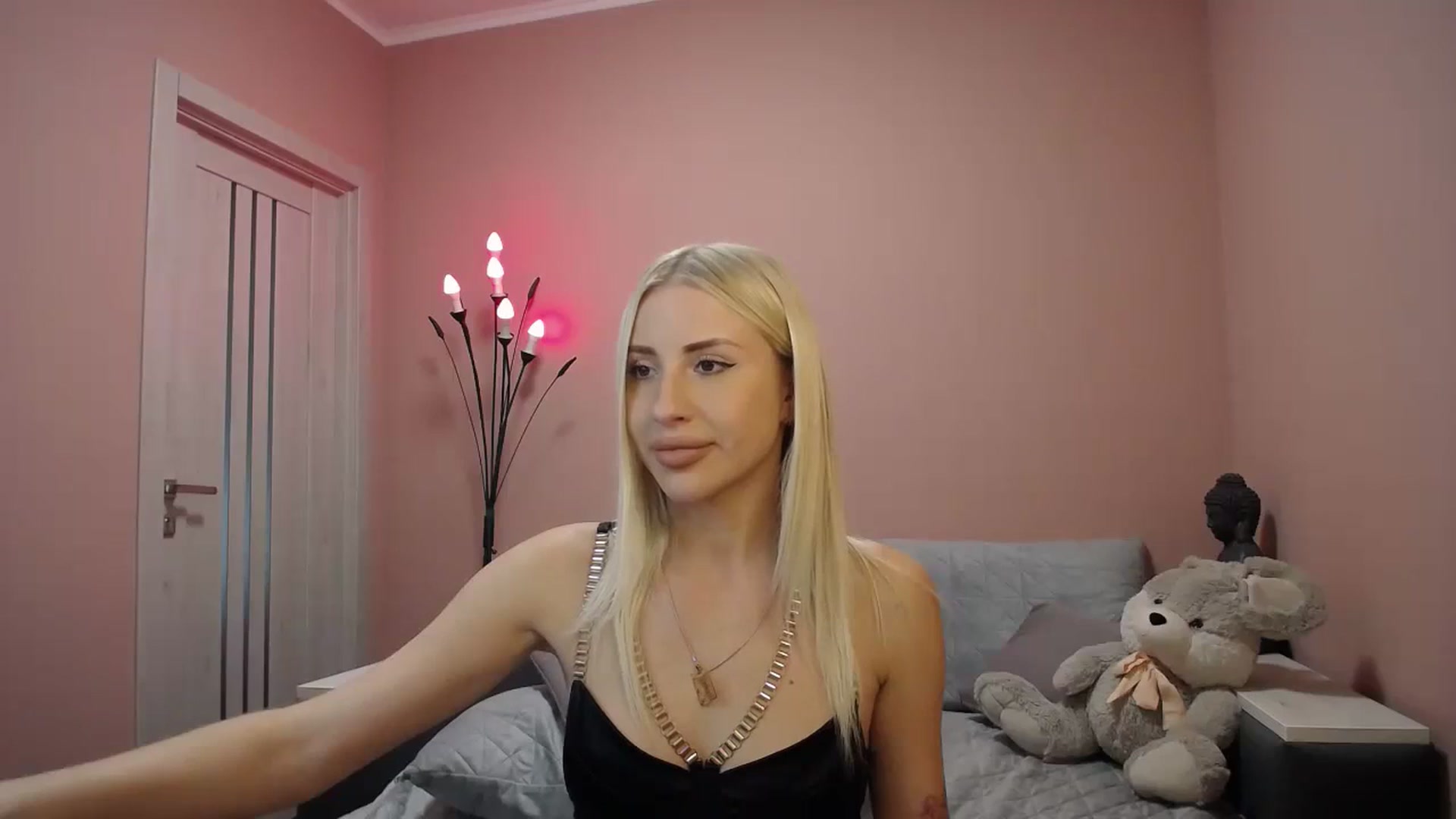 Gallery image thumbnail from KimKalash's myfreecams stream on, 10/08/2023, 09:20 image 2 of 20