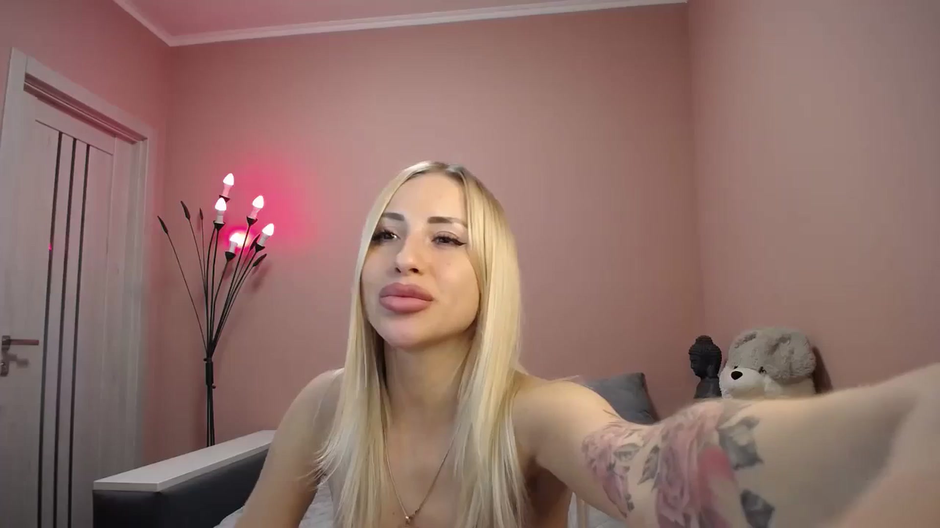 Gallery image thumbnail from KimKalash's myfreecams stream on, 11/21/2023, 13:36 image 10 of 20