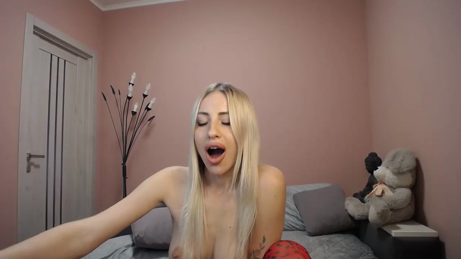 Gallery image thumbnail from KimKalash's myfreecams stream on, 12/03/2023, 12:12 image 15 of 20