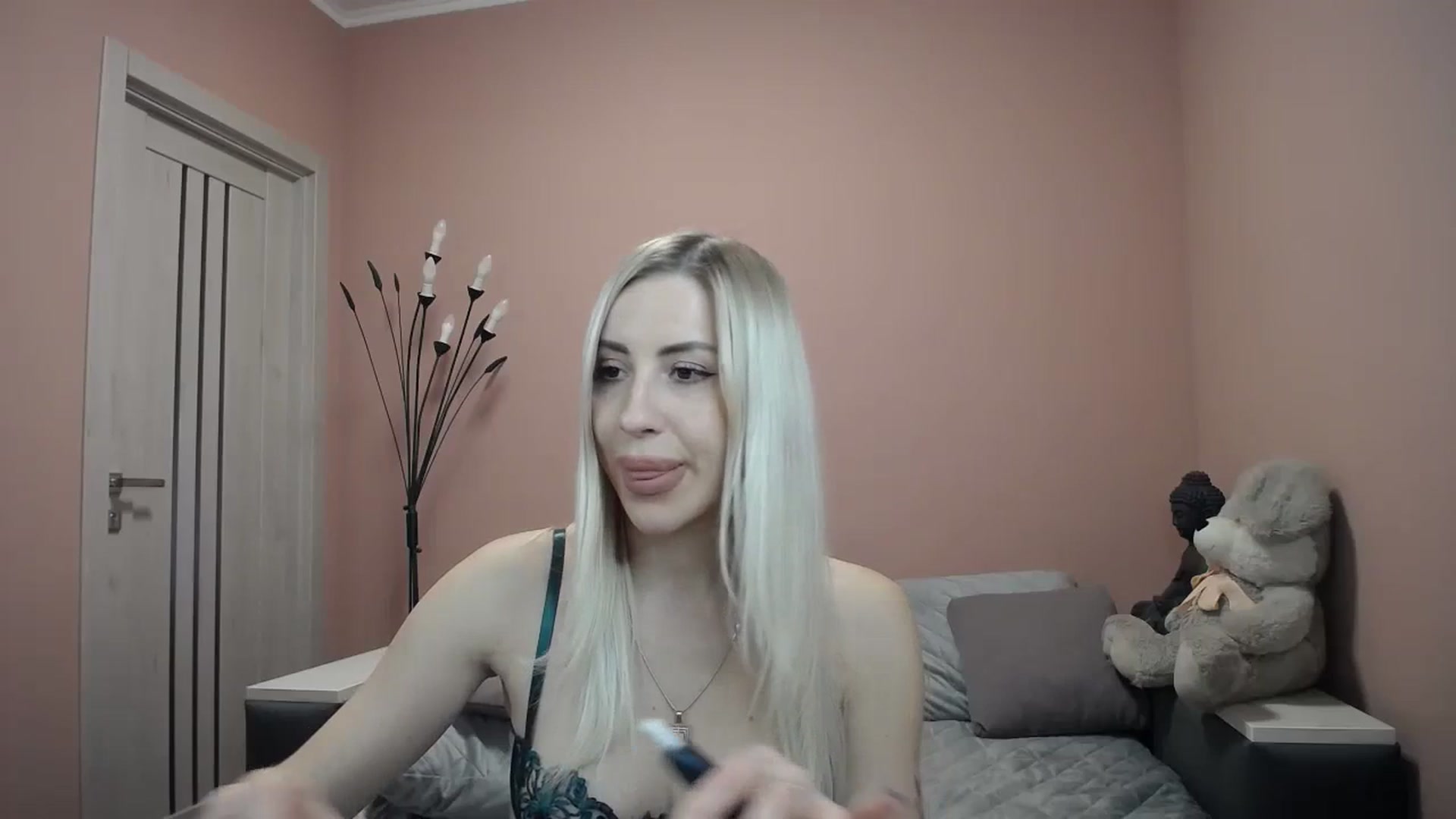 Gallery image thumbnail from KimKalash's myfreecams stream on, 12/05/2023, 10:15 image 15 of 20