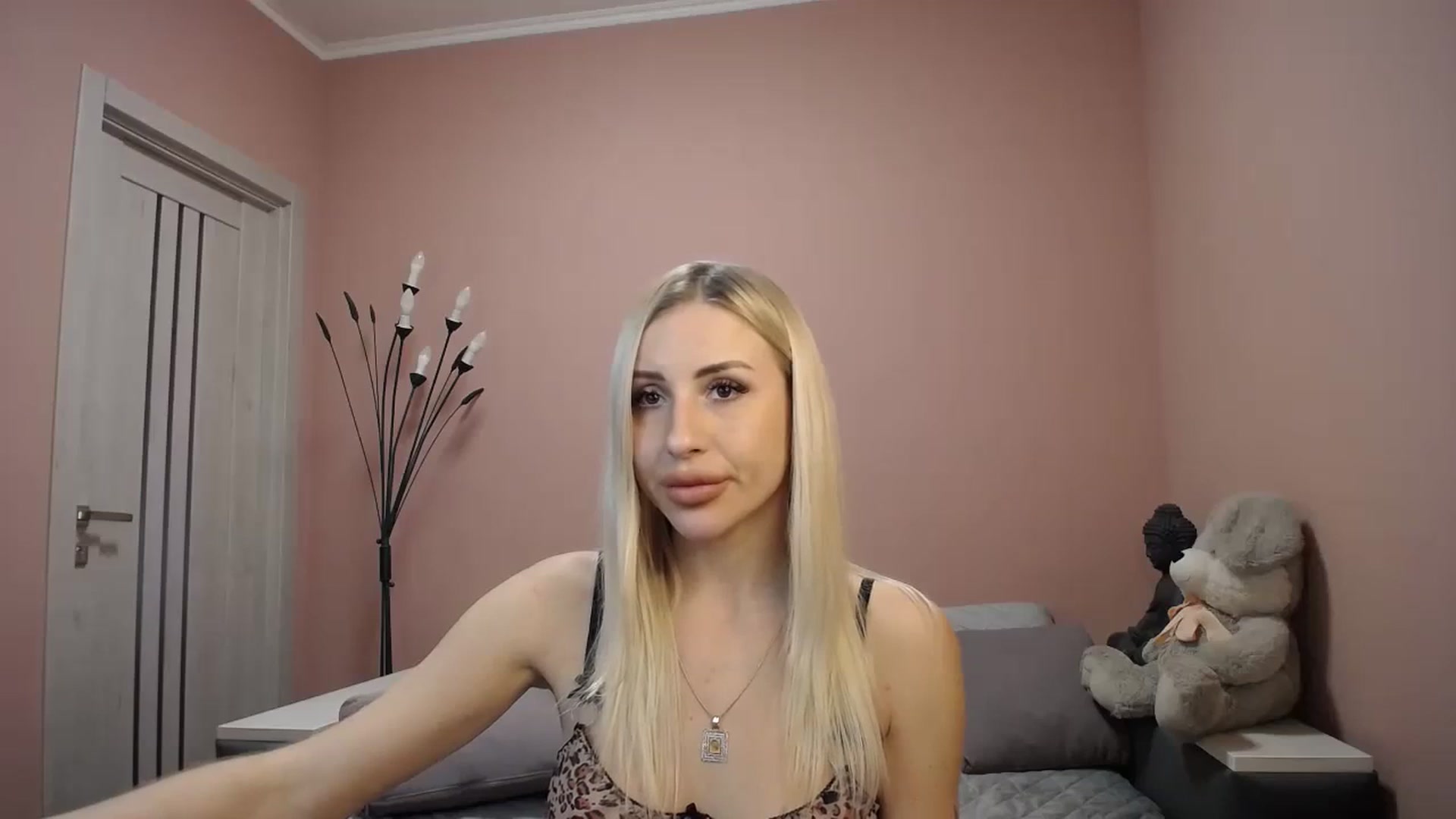 Gallery image thumbnail from KimKalash's myfreecams stream on, 12/08/2023, 10:16 image 20 of 20