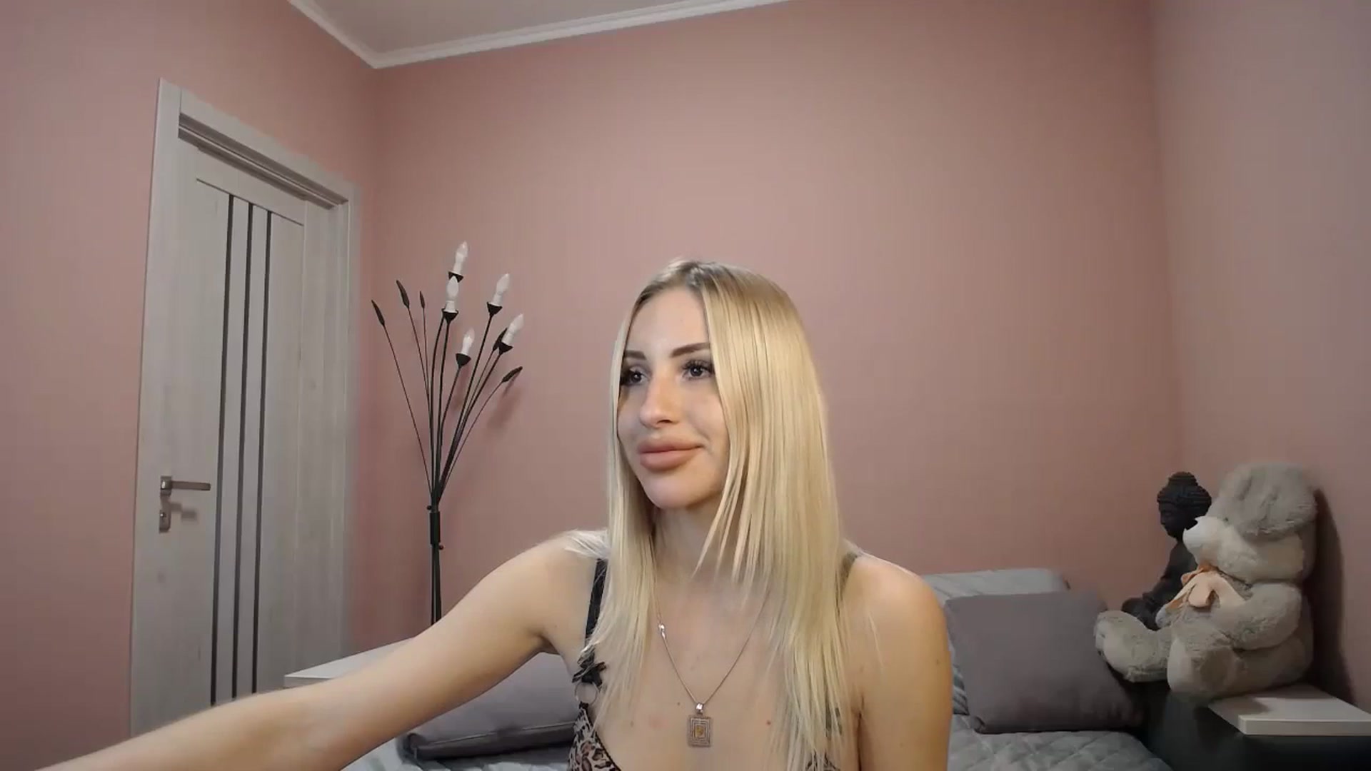 Gallery image thumbnail from KimKalash's myfreecams stream on, 12/08/2023, 10:31 image 5 of 20