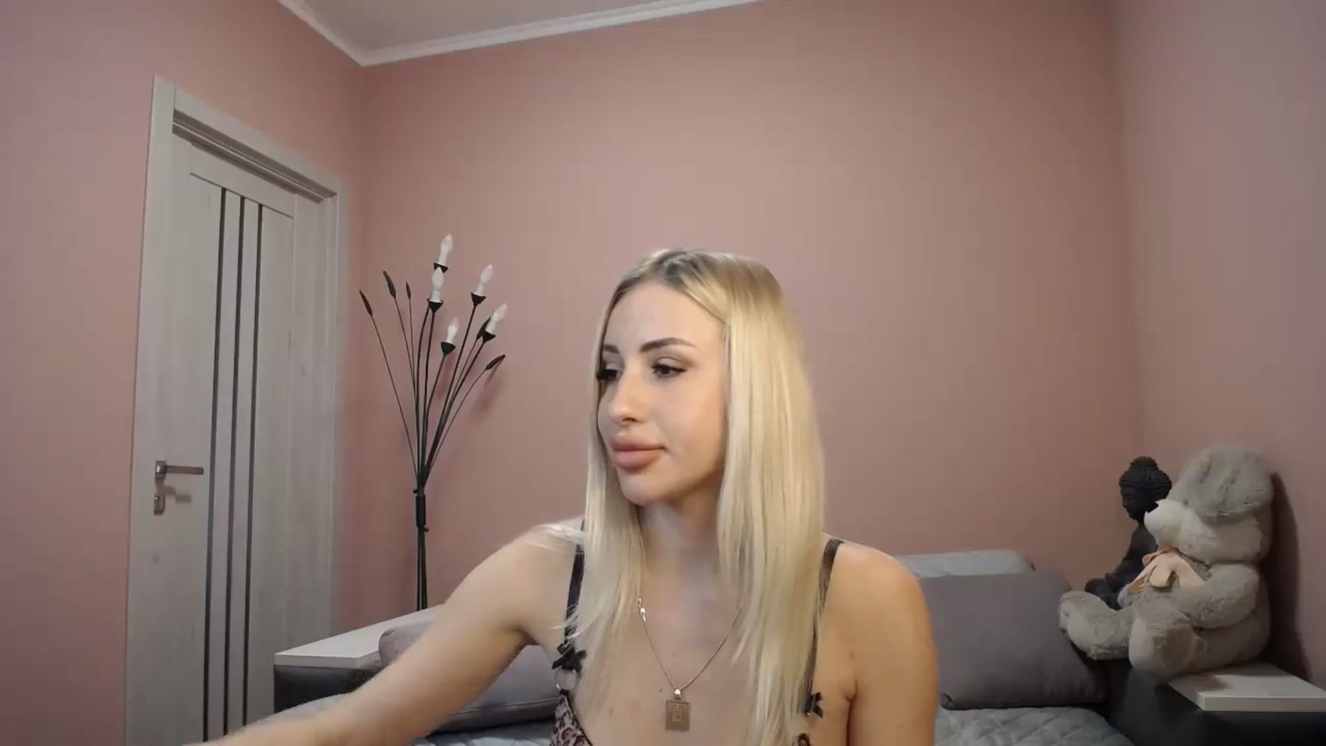 Gallery image thumbnail from KimKalash's myfreecams stream on, 12/08/2023, 10:31 image 6 of 20
