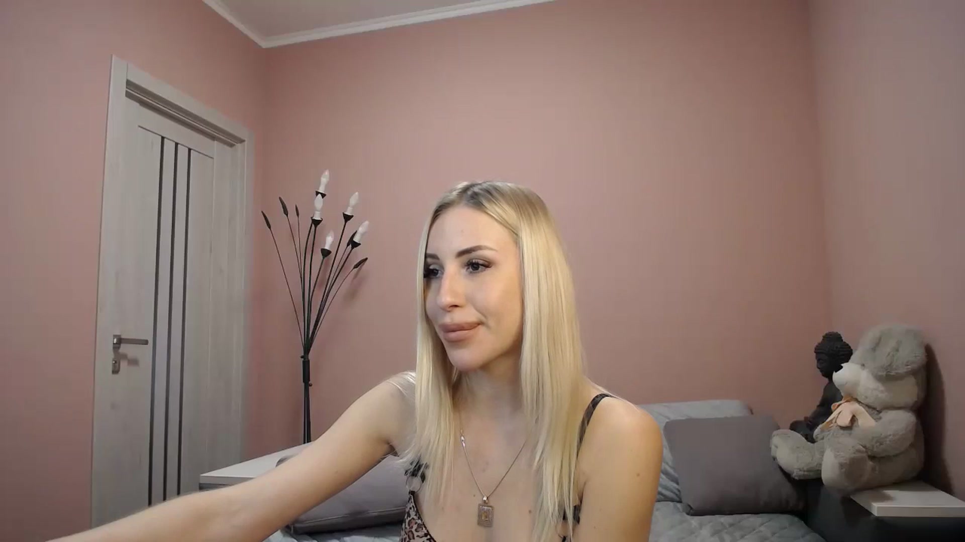 Gallery image thumbnail from KimKalash's myfreecams stream on, 12/08/2023, 10:31 image 8 of 20