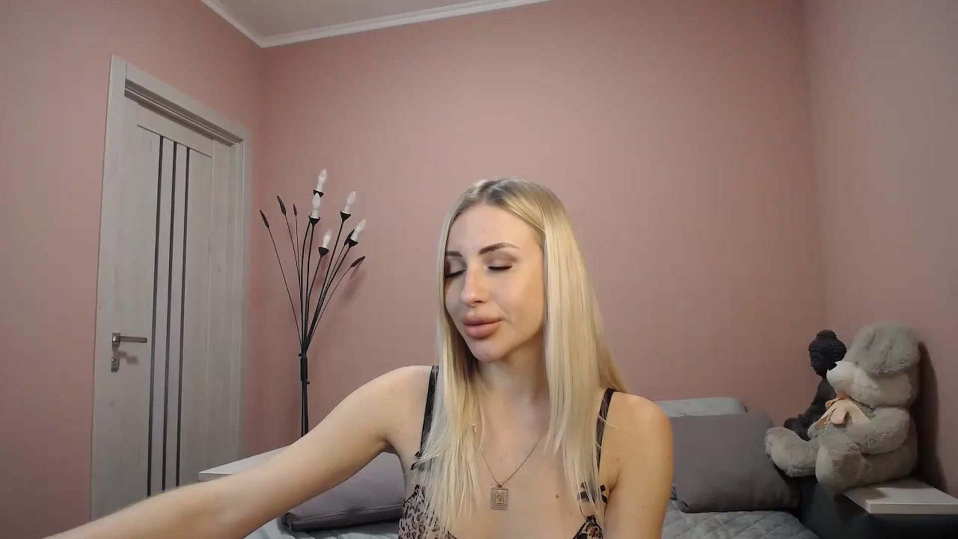 Gallery image thumbnail from KimKalash's myfreecams stream on, 12/08/2023, 10:31 image 14 of 20