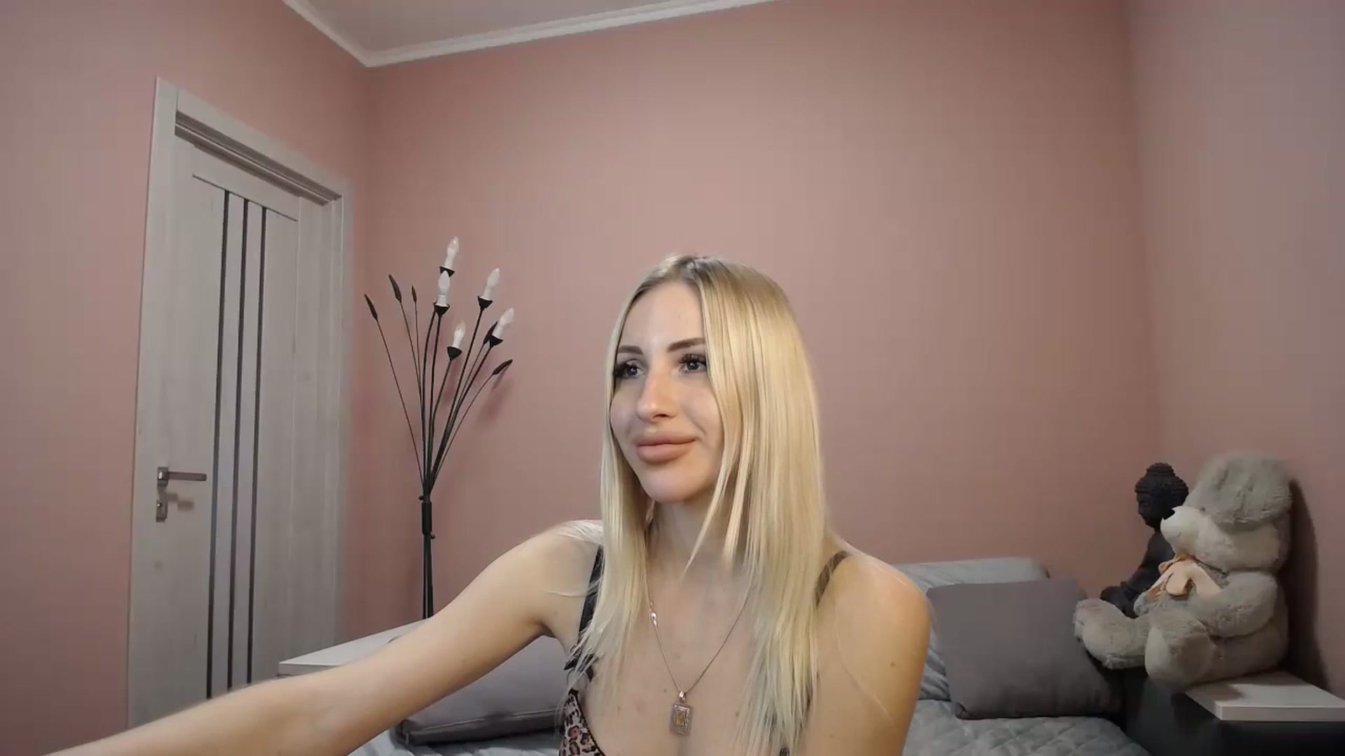 Gallery image thumbnail from KimKalash's myfreecams stream on, 12/08/2023, 10:31 image 3 of 20