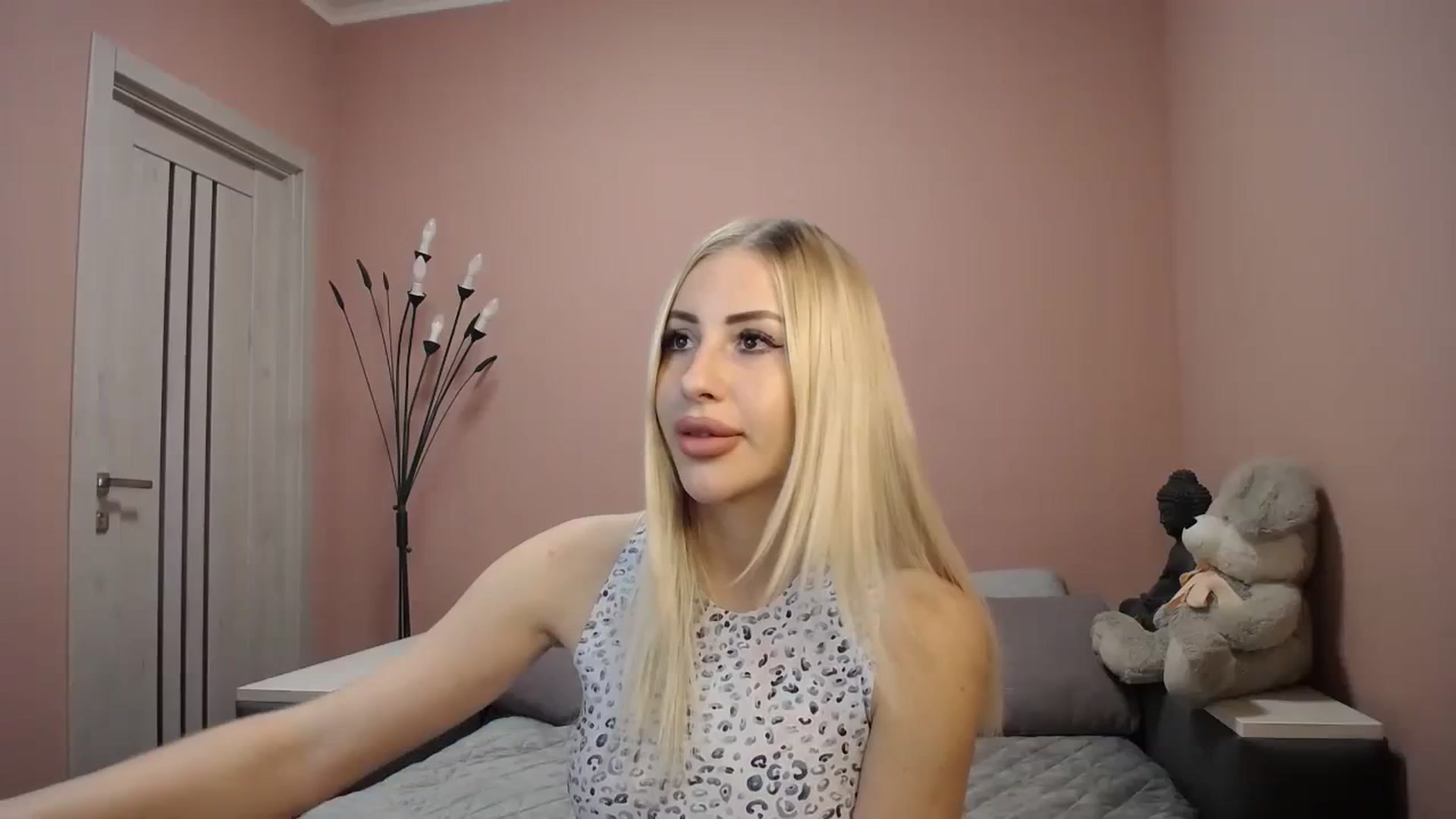 Gallery image thumbnail from KimKalash's myfreecams stream on, 12/10/2023, 09:37 image 4 of 20