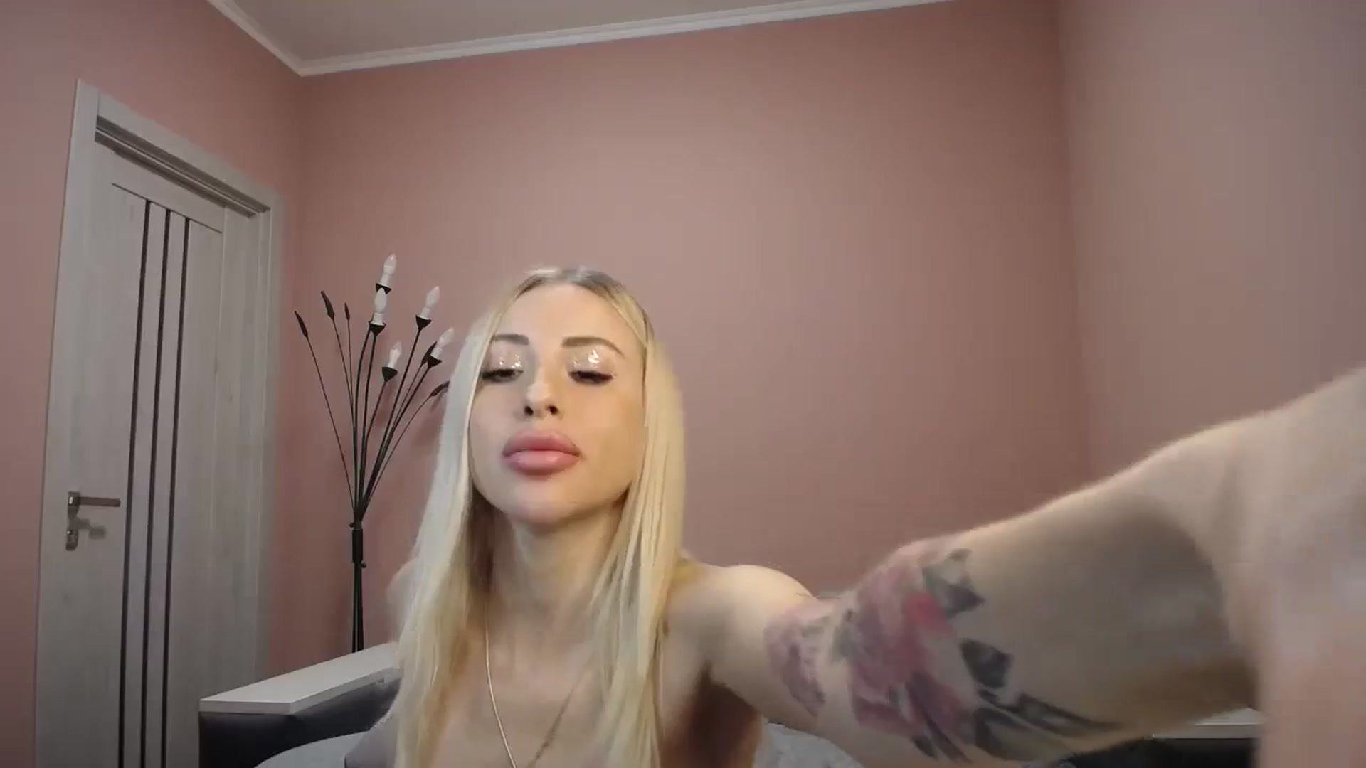 Gallery image thumbnail from KimKalash's myfreecams stream on, 12/12/2023, 12:18 image 3 of 20