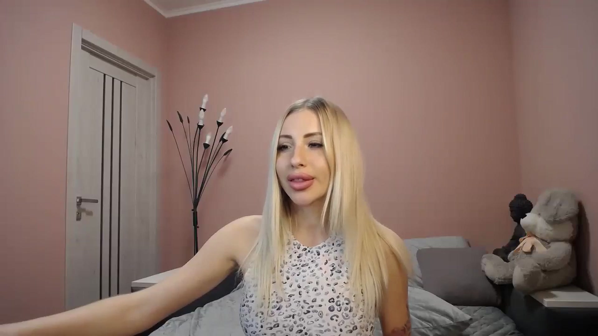 Gallery image thumbnail from KimKalash's myfreecams stream on, 12/12/2023, 13:45 image 10 of 20