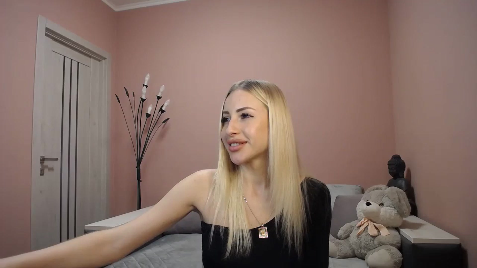Gallery image thumbnail from KimKalash's myfreecams stream on, 12/15/2023, 10:03 image 16 of 20