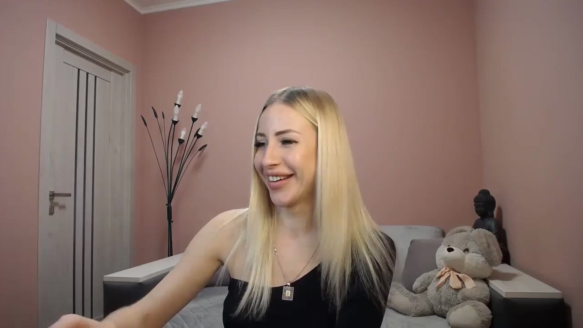 Gallery image thumbnail from KimKalash's myfreecams stream on, 12/15/2023, 10:03 image 14 of 20