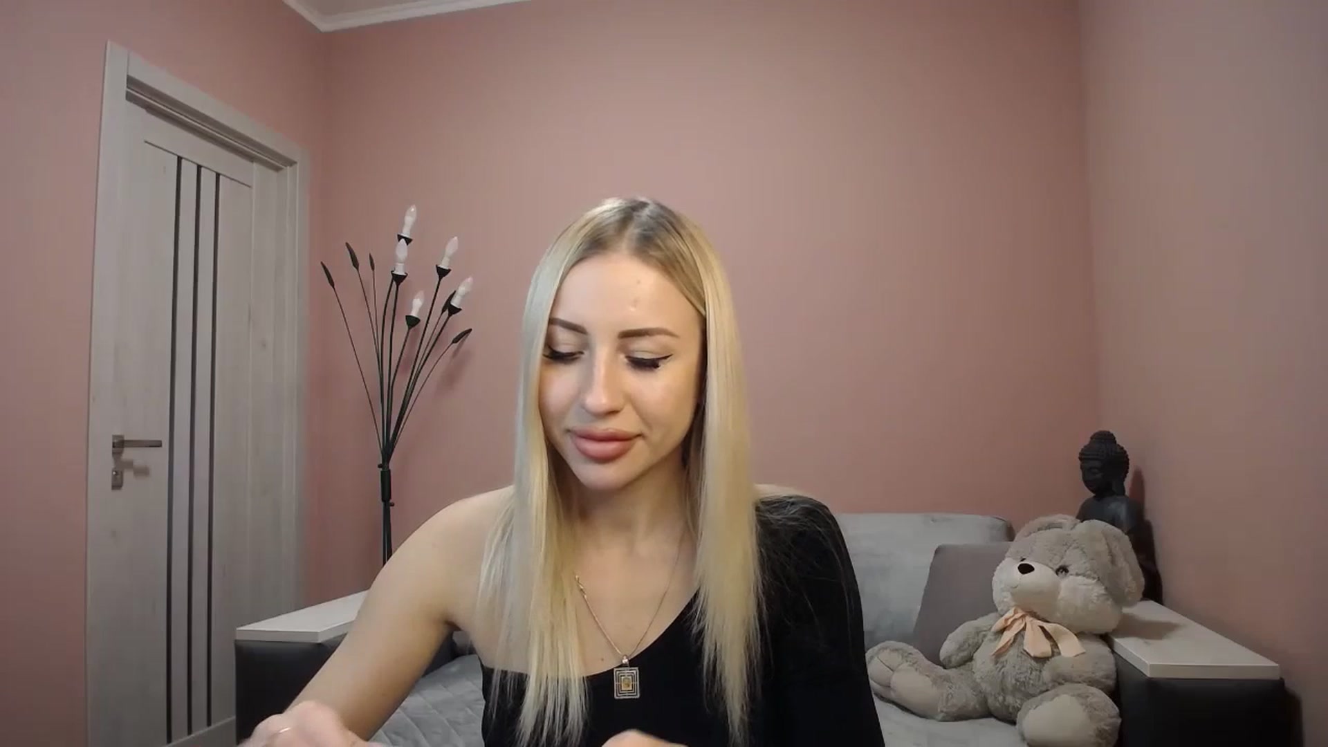 Gallery image thumbnail from KimKalash's myfreecams stream on, 12/15/2023, 10:03 image 17 of 20