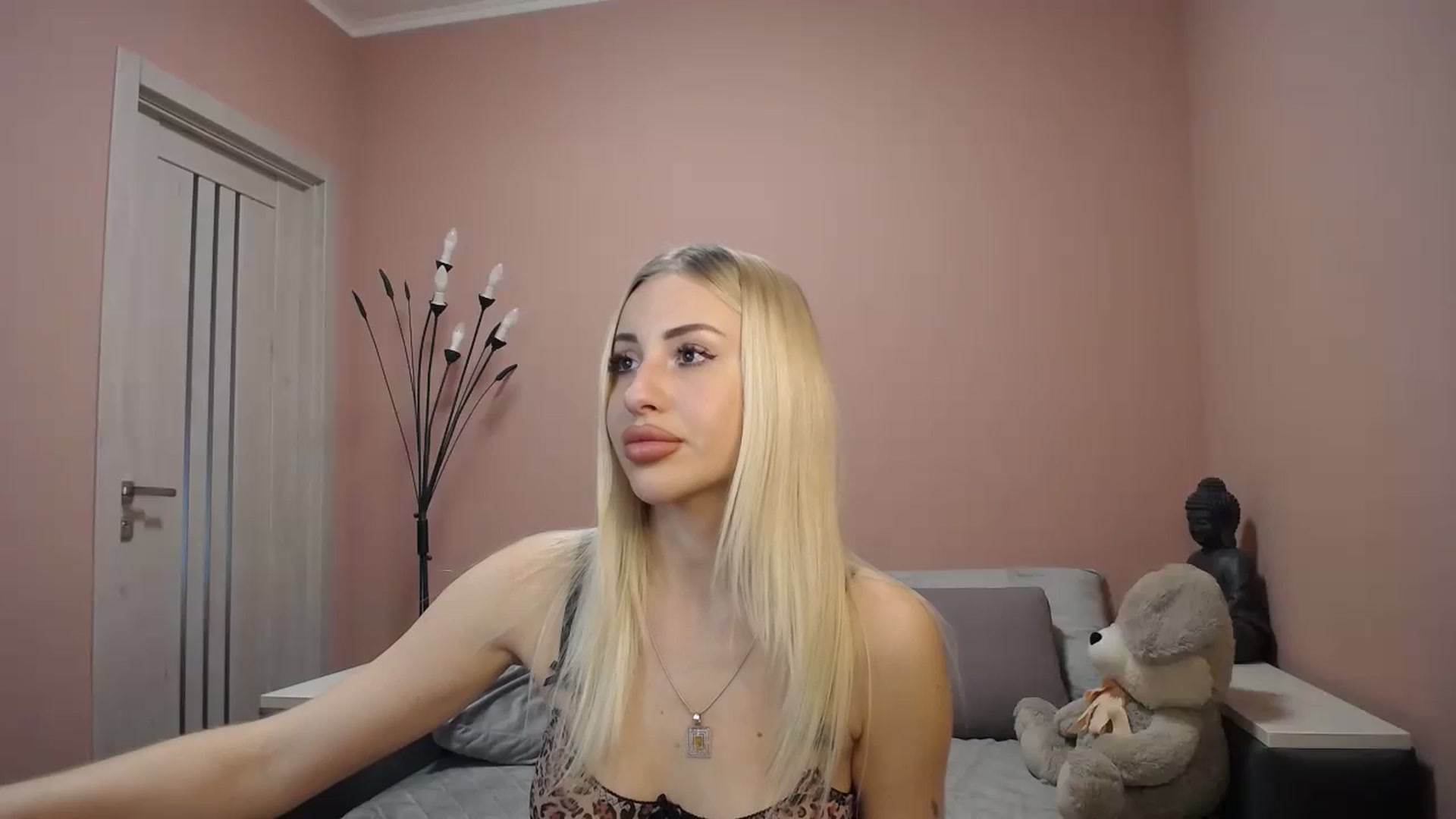 Gallery image thumbnail from KimKalash's myfreecams stream on, 12/17/2023, 13:07 image 1 of 20