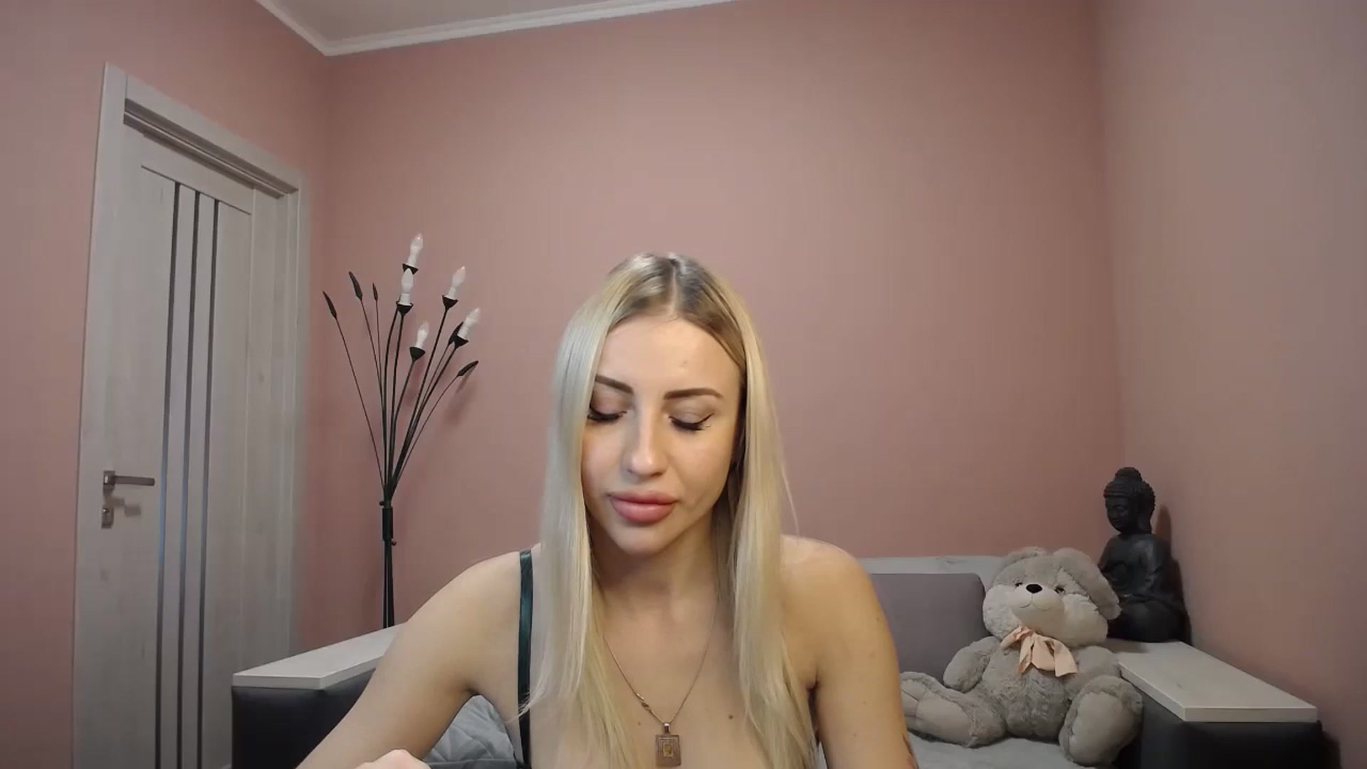 Gallery image thumbnail from KimKalash's myfreecams stream on, 12/18/2023, 11:02 image 8 of 20