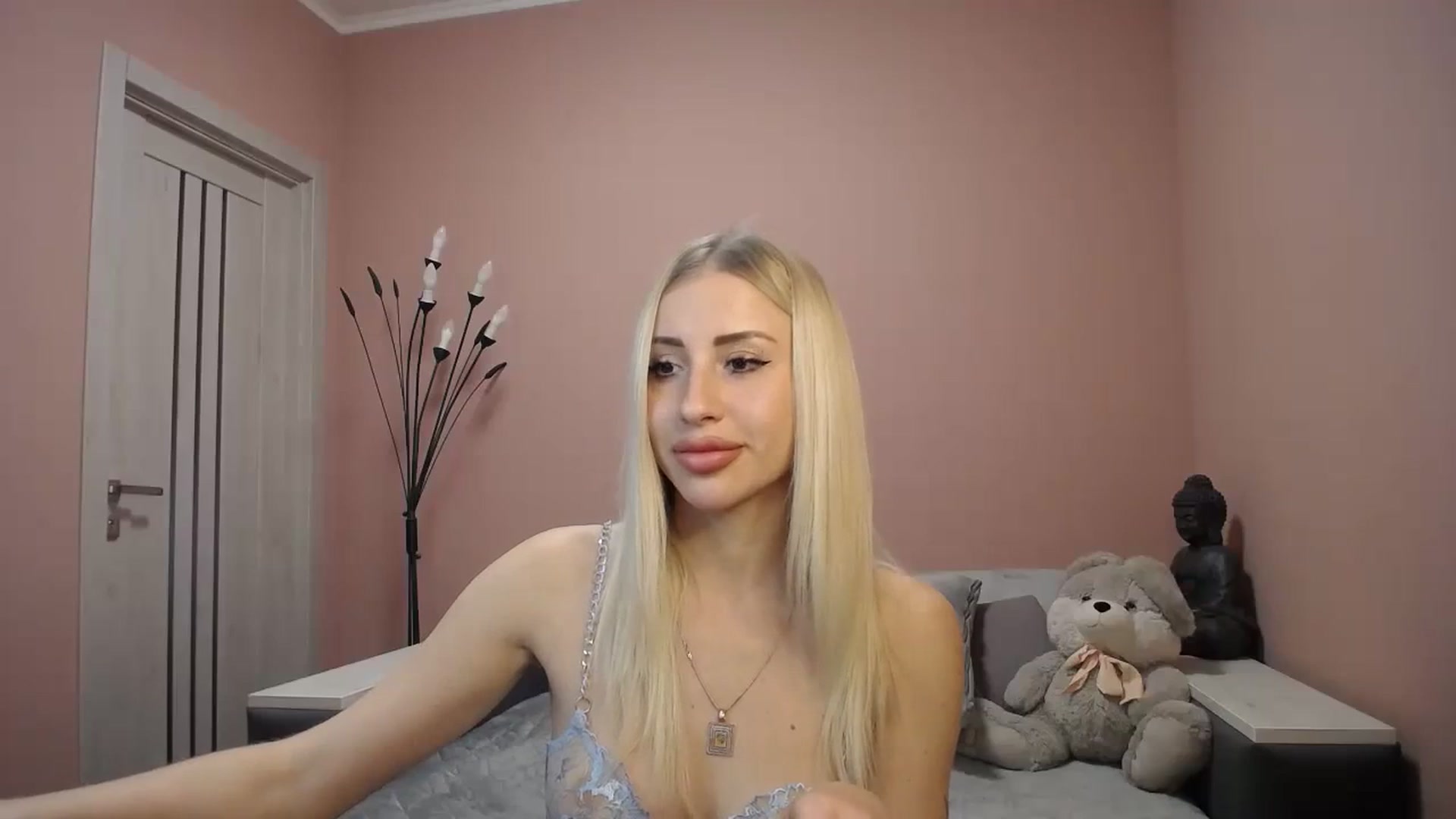 Gallery image thumbnail from KimKalash's myfreecams stream on, 12/19/2023, 10:54 image 17 of 20