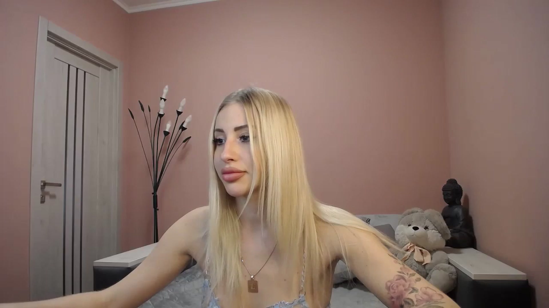 Gallery image thumbnail from KimKalash's myfreecams stream on, 12/19/2023, 10:54 image 4 of 20