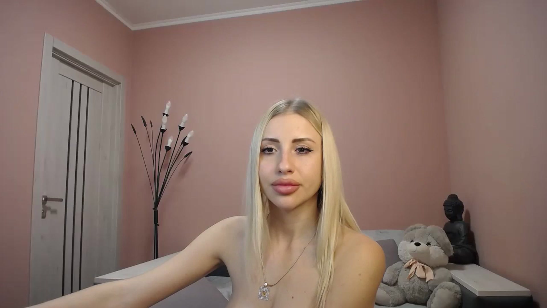 Gallery image thumbnail from KimKalash's myfreecams stream on, 12/19/2023, 14:11 image 2 of 20