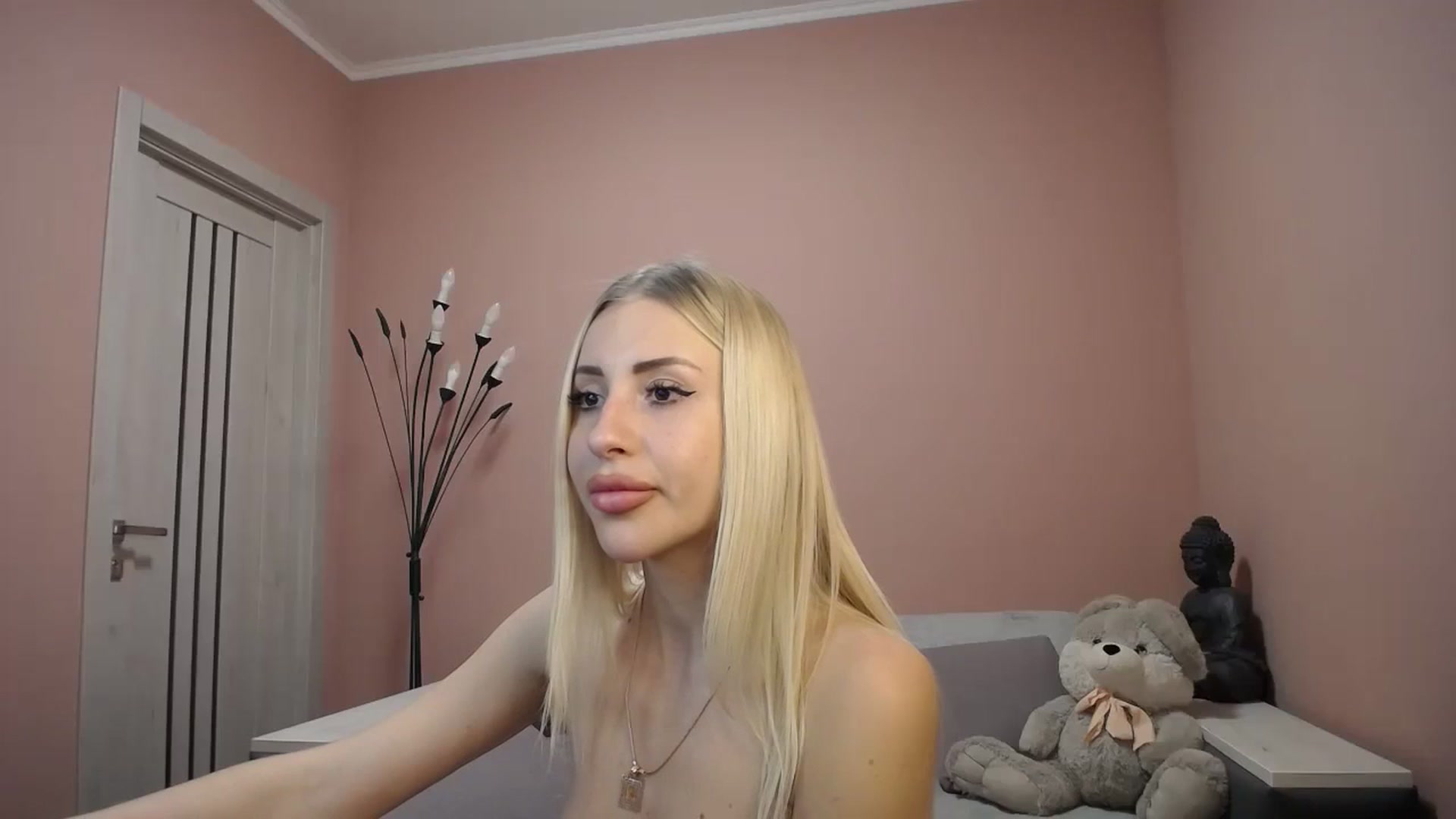 Gallery image thumbnail from KimKalash's myfreecams stream on, 12/19/2023, 14:11 image 1 of 20