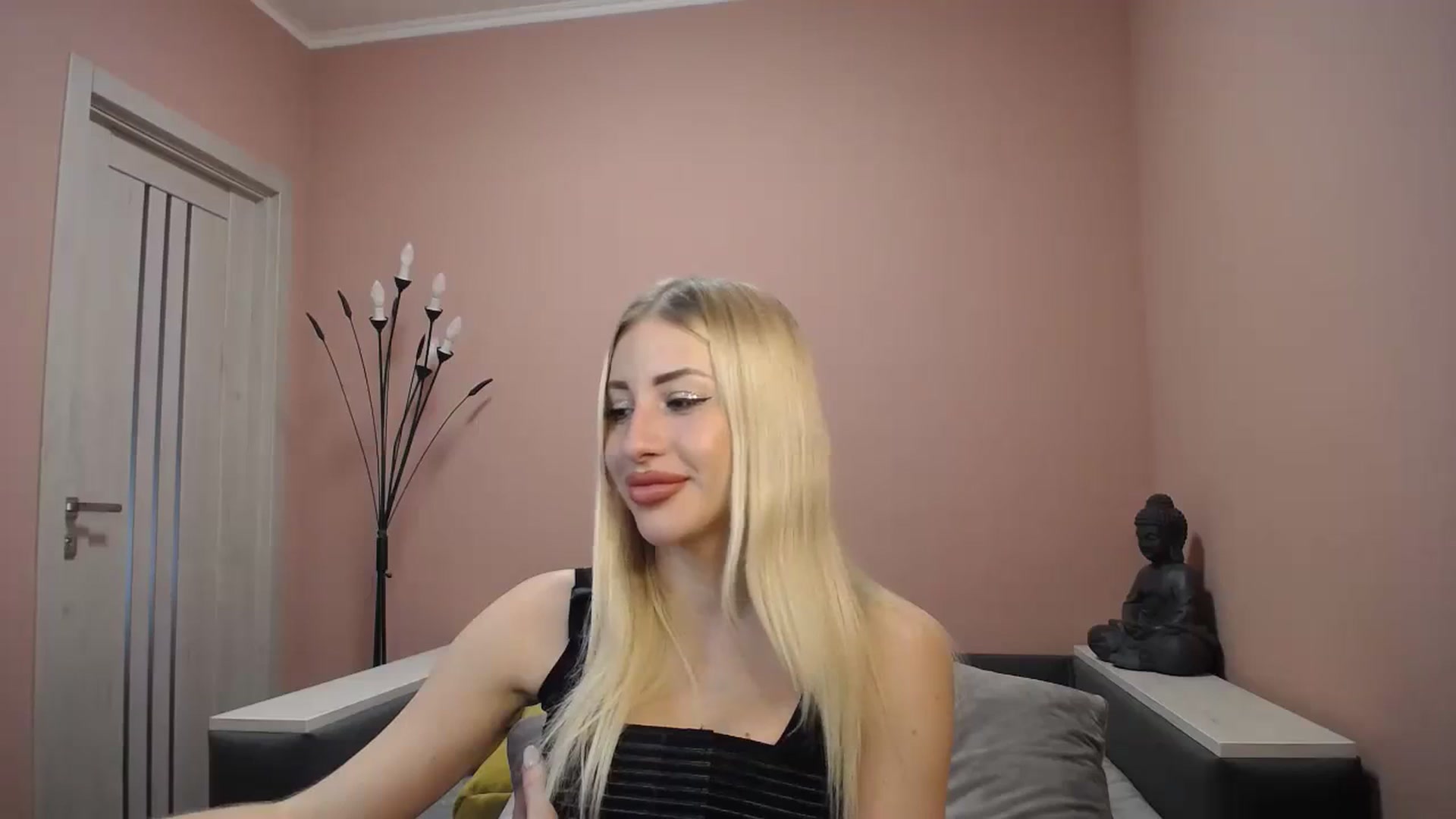 Gallery image thumbnail from KimKalash's myfreecams stream on, 12/24/2023, 10:18 image 6 of 20