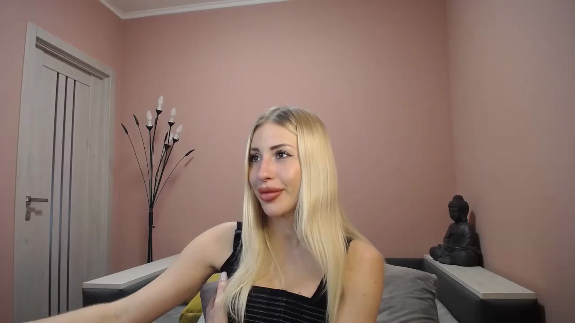 Gallery image thumbnail from KimKalash's myfreecams stream on, 12/24/2023, 10:18 image 14 of 20