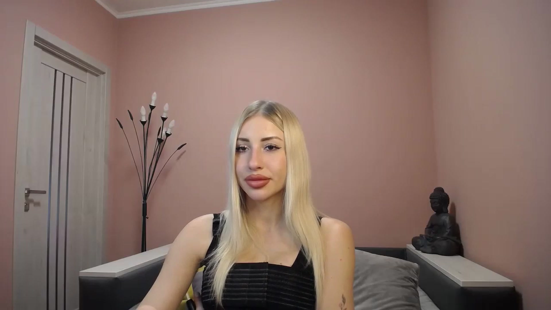 Gallery image thumbnail from KimKalash's myfreecams stream on, 12/24/2023, 10:18 image 18 of 20