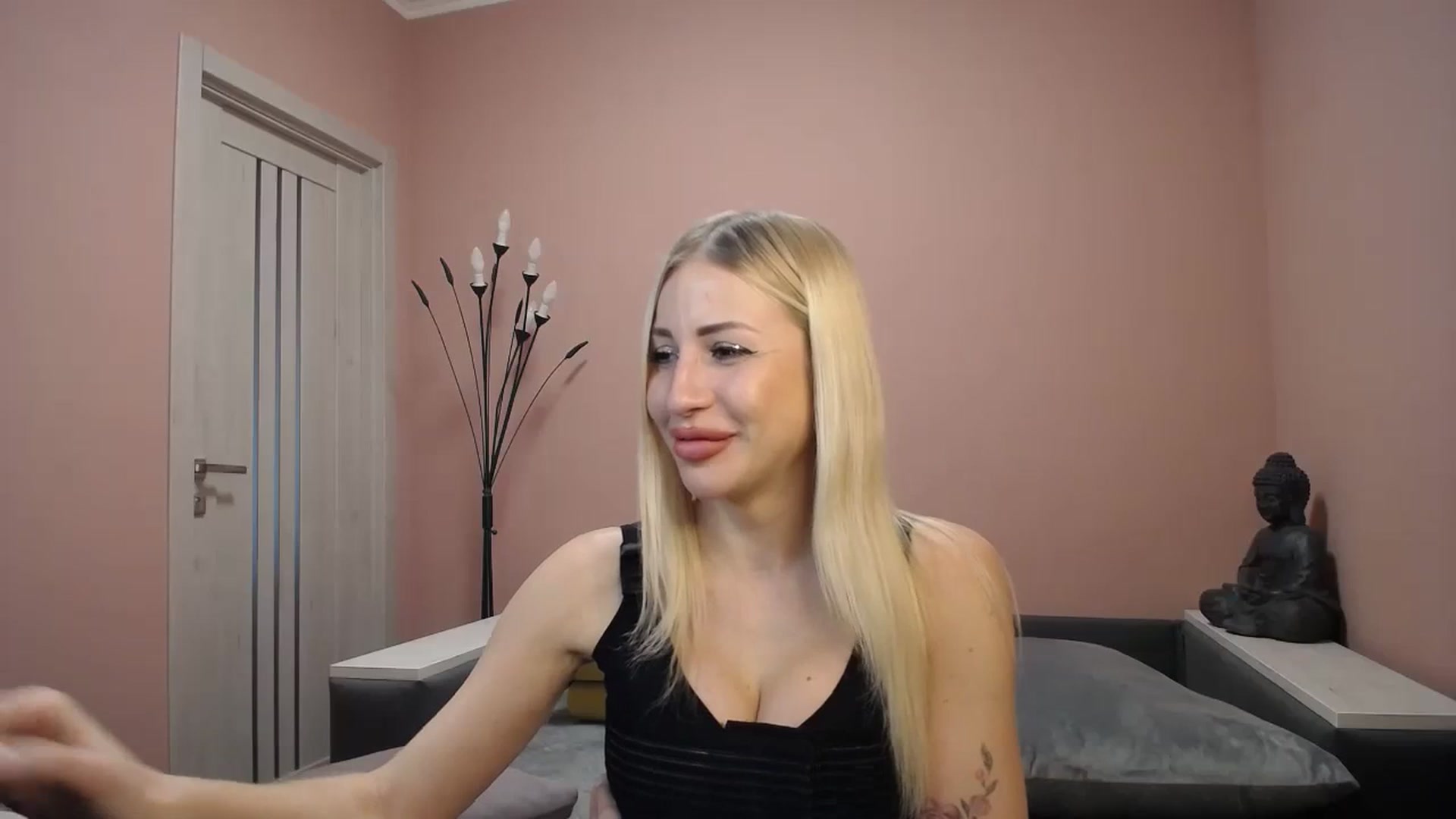 Gallery image thumbnail from KimKalash's myfreecams stream on, 12/24/2023, 11:22 image 6 of 20
