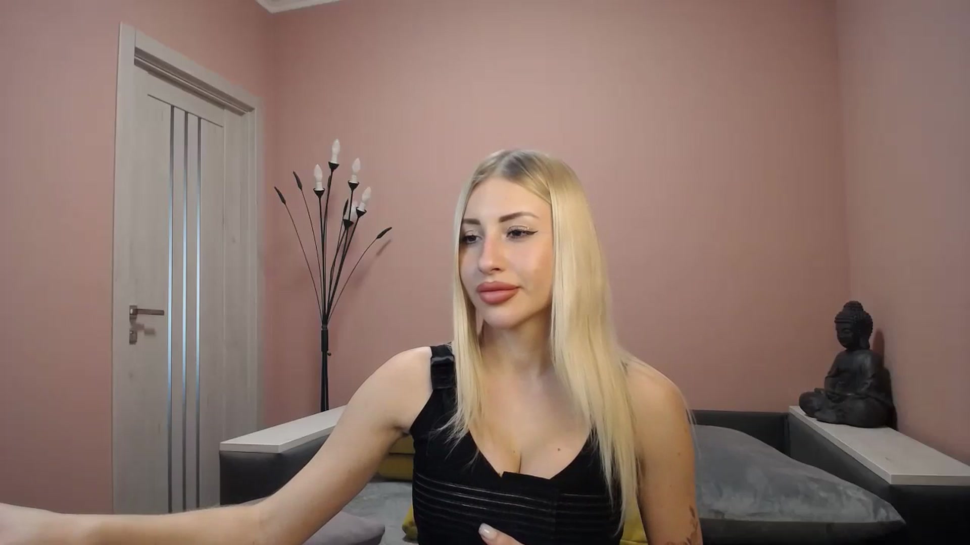 Gallery image thumbnail from KimKalash's myfreecams stream on, 12/24/2023, 11:22 image 9 of 20