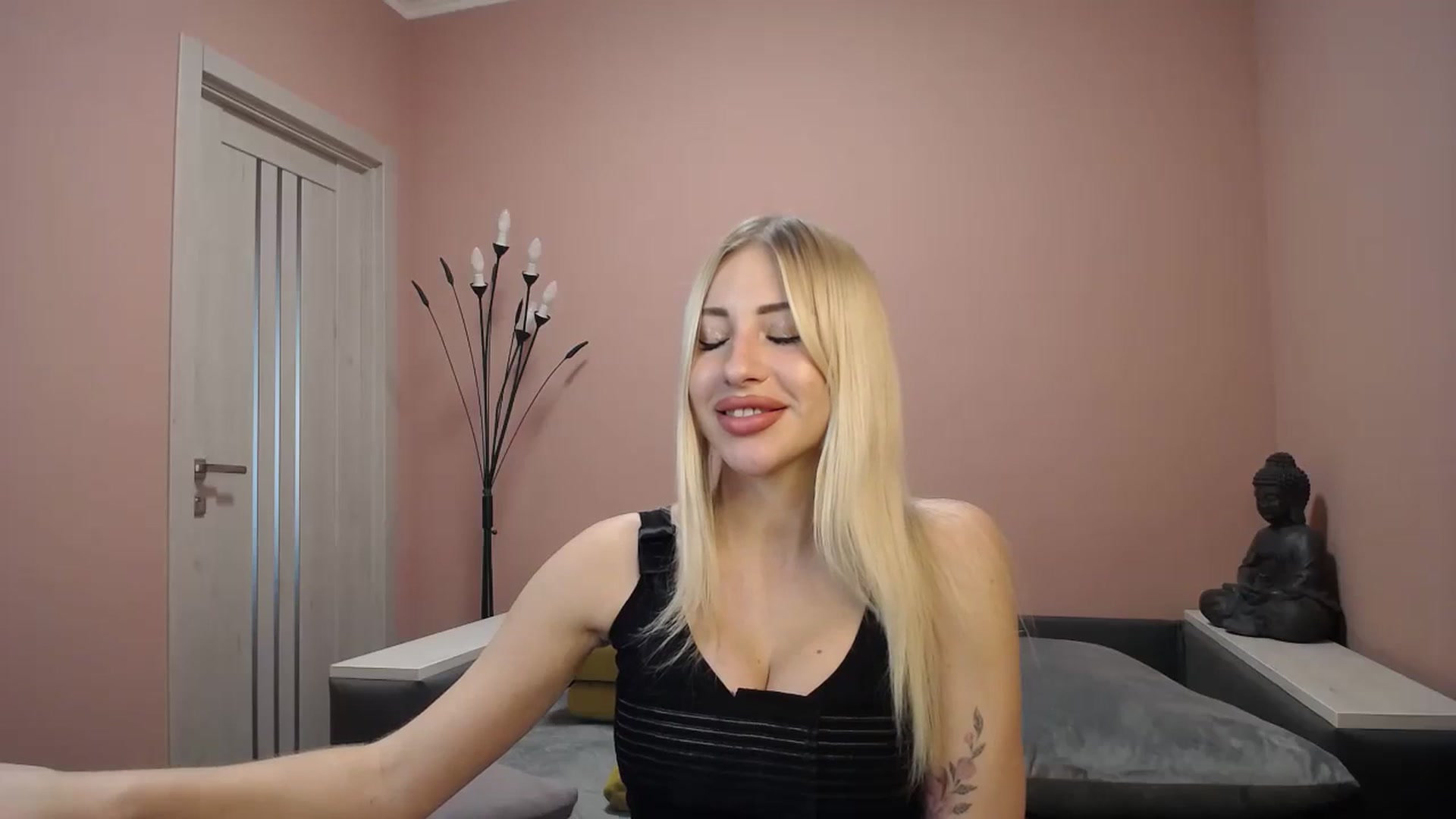 Gallery image thumbnail from KimKalash's myfreecams stream on, 12/24/2023, 11:22 image 8 of 20