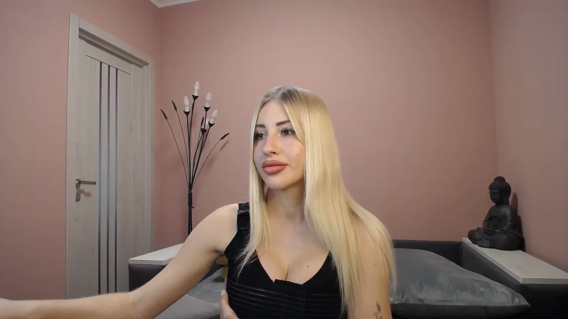 Gallery image thumbnail from KimKalash's myfreecams stream on, 12/24/2023, 11:22 image 4 of 20