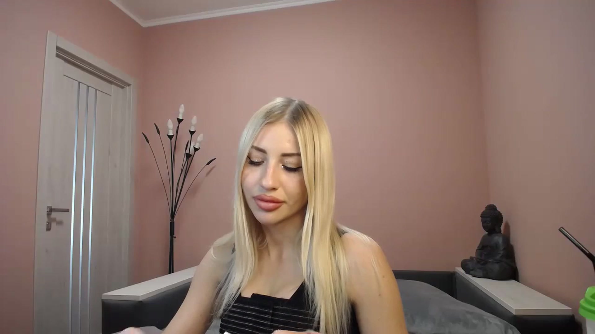 Gallery image thumbnail from KimKalash's myfreecams stream on, 12/24/2023, 11:22 image 18 of 20