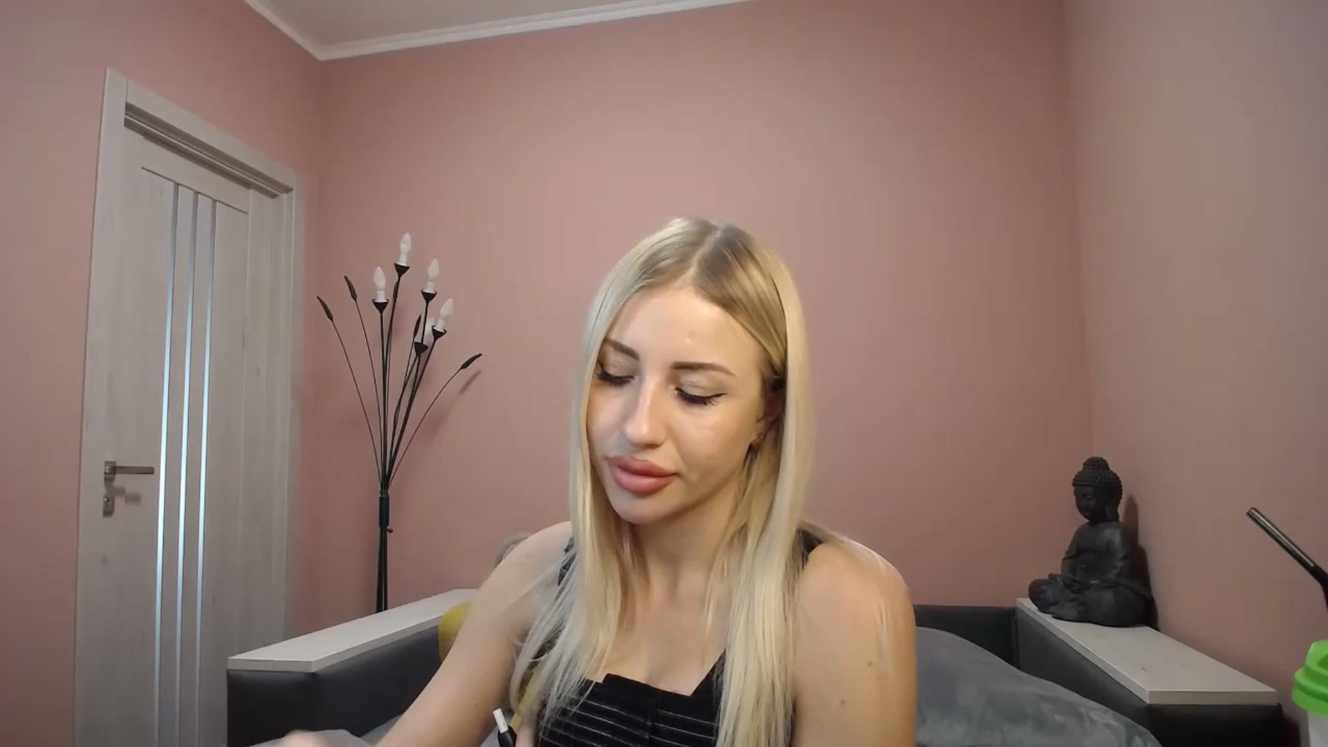 Gallery image thumbnail from KimKalash's myfreecams stream on, 12/24/2023, 11:22 image 19 of 20