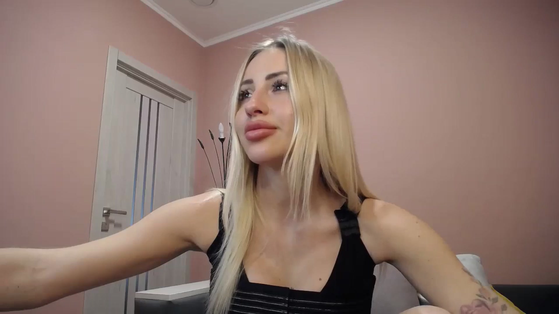Gallery image thumbnail from KimKalash's myfreecams stream on, 12/25/2023, 10:15 image 18 of 20
