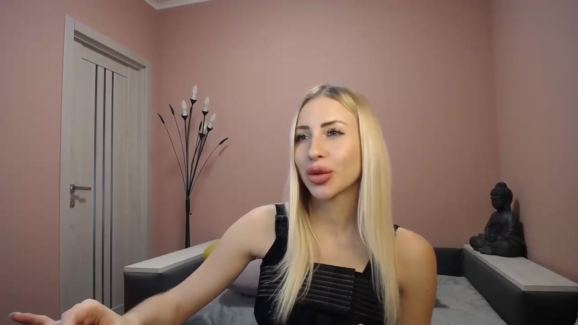 Gallery image thumbnail from KimKalash's myfreecams stream on, 12/25/2023, 12:38 image 6 of 20
