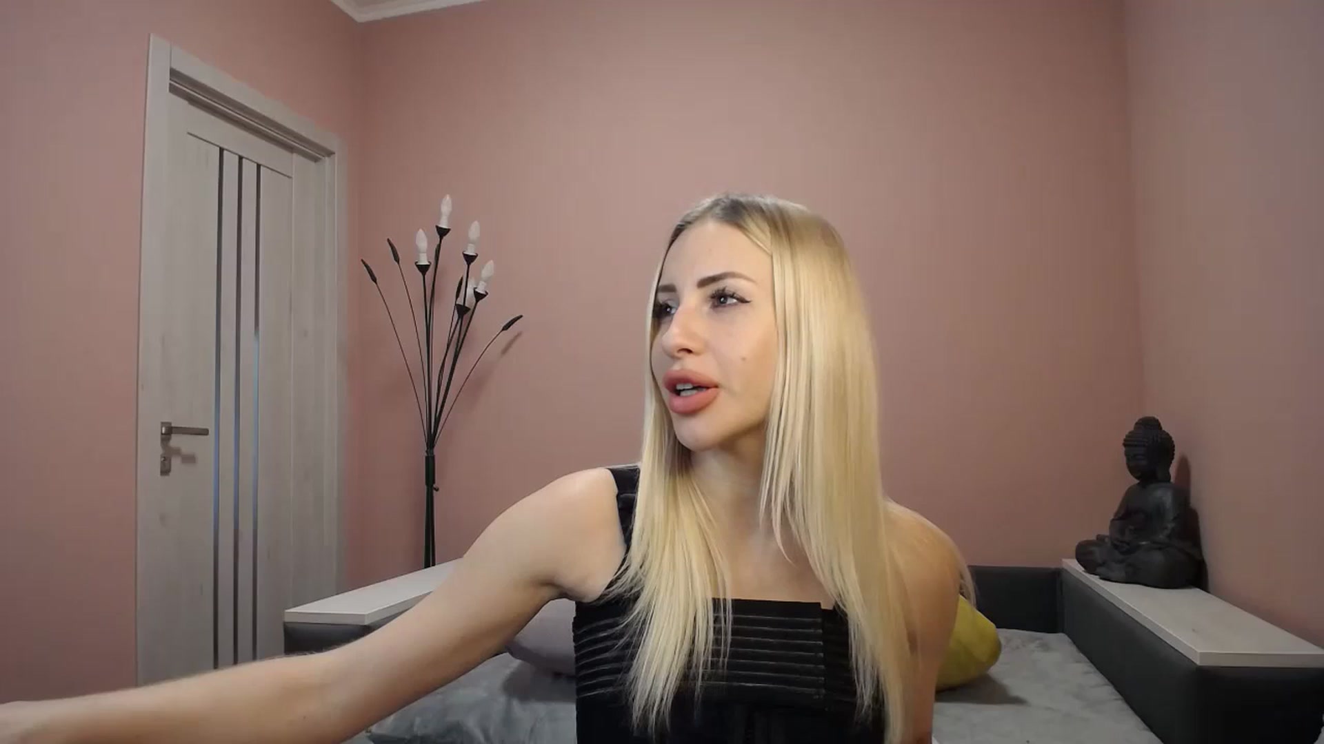 Gallery image thumbnail from KimKalash's myfreecams stream on, 12/25/2023, 12:38 image 1 of 20