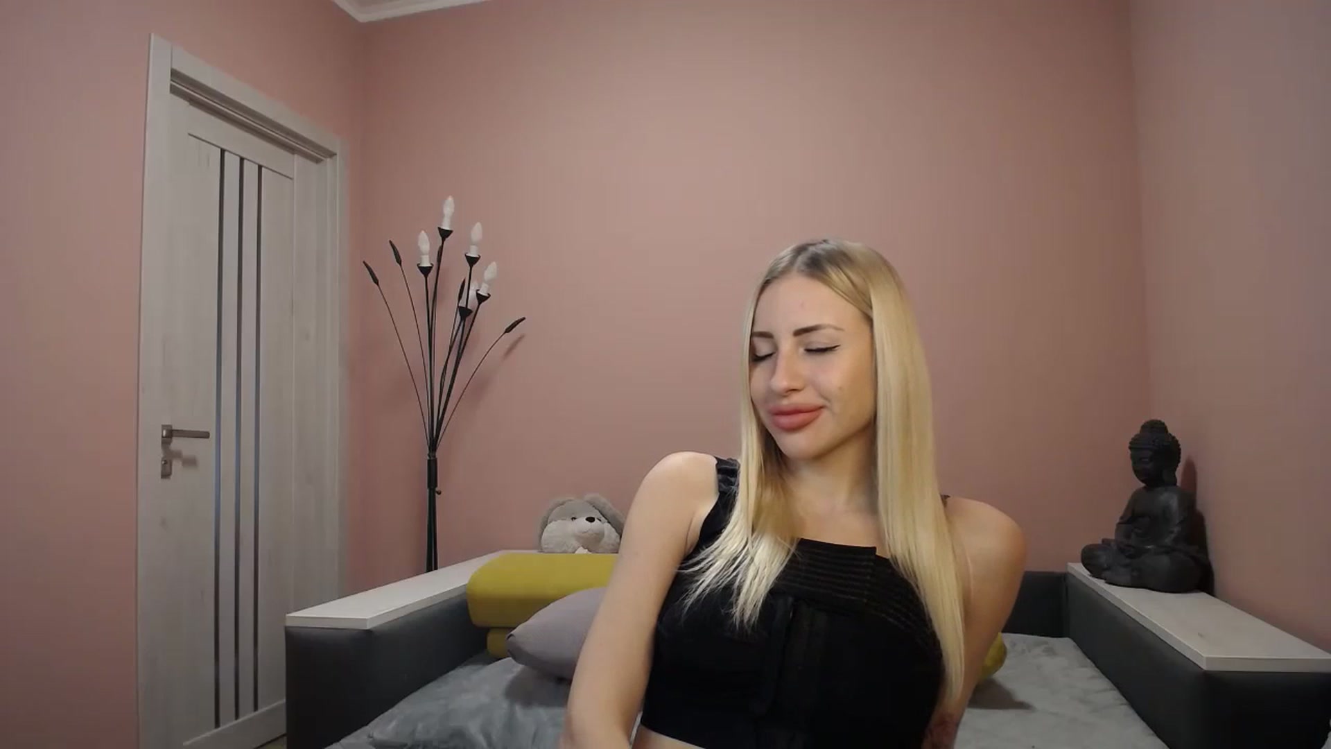 Gallery image thumbnail from KimKalash's myfreecams stream on, 12/25/2023, 12:38 image 17 of 20
